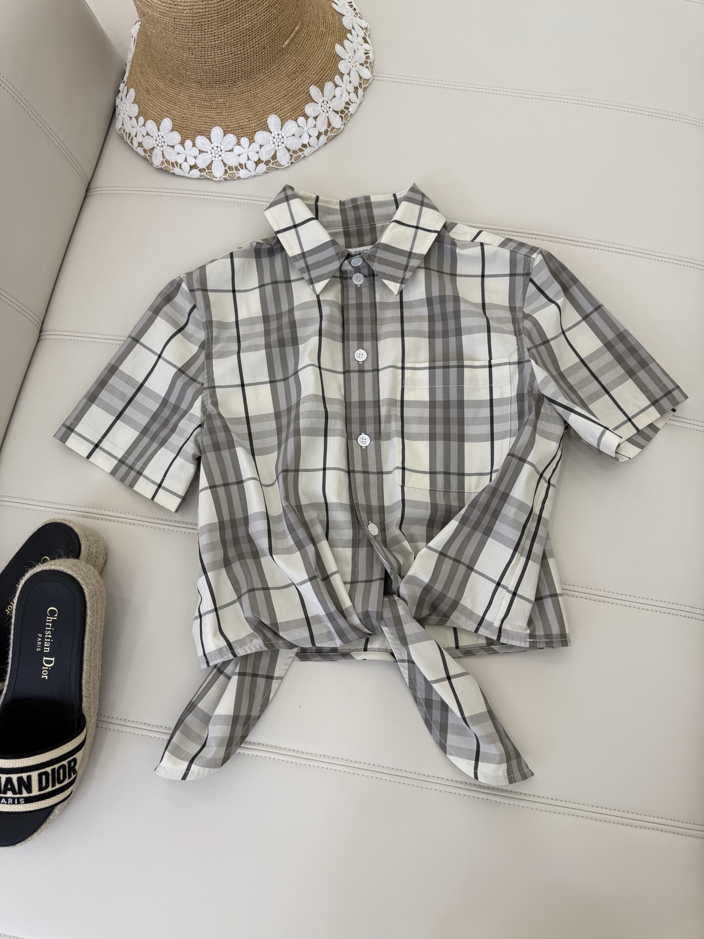 NO:433866,Burberry checked, can be called the password for temperament!  At first glance, it may be low-key, but the more you look at it, the longer the charm is, the longer it feels. Its beauty does not flow to the surface, but naturally comes from the exquisite pattern and delicate colors. Whether worn alone or matched, you can easily grasp the elegant style. Although there are many plaids on the market, it is difficult to compare with it. Only when you see the real thing with your own eyes can you understand how amazing this extraordinary charm is!  Real photos #,burberry,alexander wang19860909巴宝莉格纹,堪称气质密码！初看或许低调,可越端详越觉韵味悠长.它的美,不流于表面,是从精致格型与细腻色彩中自然晕染而出.无论单穿还是搭配,都能轻松拿捏优雅格调.市面上个格纹虽多,却难有能与之媲美的.亲眼见到实物,才懂这超凡魅力有多摄人心魄！实拍图#,,burberry,alexander wang,Women's clothing