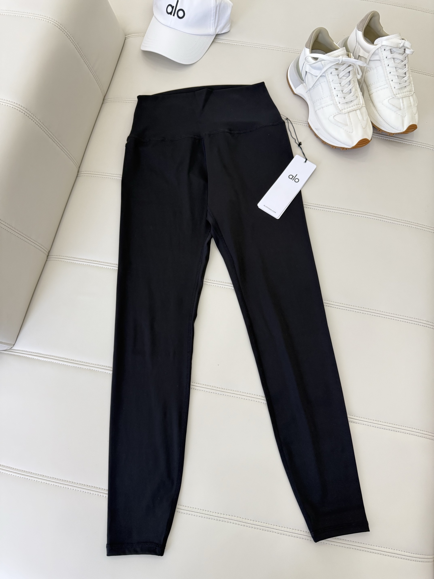 NO:435112,ALO American yoga yoga pants Pilates speed drying sports pants riding high waist stretch women European and American fitness pants shipped in Hebei Province; Shandong Province material nylon ingredient content 30 or below clothing style tight function quick drying, breathable, prada, alexander wang19860909ALO美国yoga瑜伽裤普拉提速干运动裤骑行高腰弹力女士欧美健身裤发货地河北省；山东省材质锦纶成分含量30及以下服装版型紧身功能速干,透气,,prada,alexander wang,Women's clothing