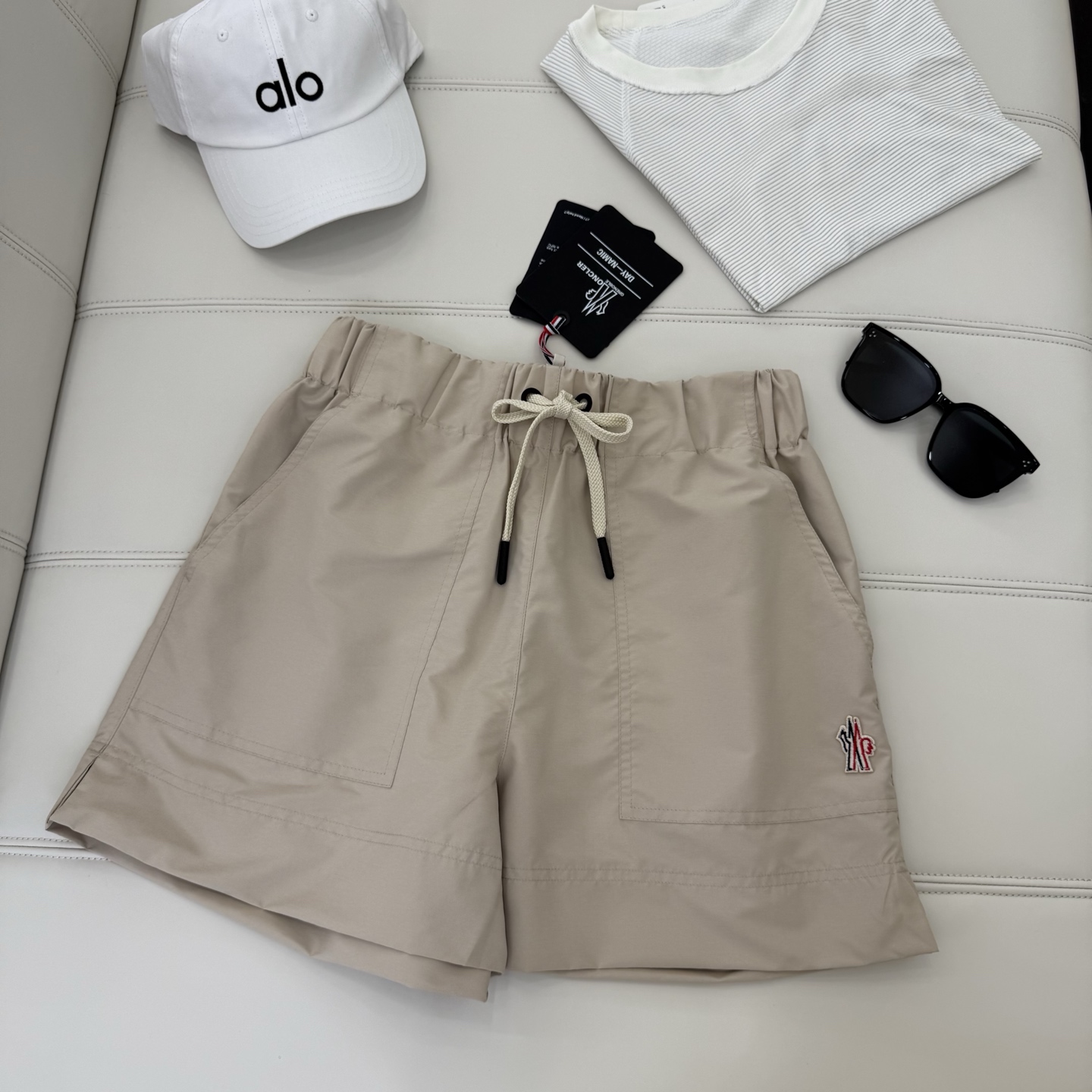 NO:434650,* Fabric technology silhouette (Moncler) quick-drying shorts mostly use mixed fabrics such as ice silk, bamboo-link cotton linen or polyamide fiber, which combines quick-drying, breathable, windproof and waterproof properties, and are suitable for summer outdoor sports or daily leisure. Some styles enhance breathability through laser holes or three-dimensional tailoring, such as 'bamboo-link ice silk quick-drying pants' emphasize smooth feel and super elasticity. * Waist-closing design Most styles use elastic elastic waist circumference or adjustable drawstring design to suit different body shapes, such as 'block 25ss summer new men's shorts' simple straight line tailoring and hidden elastic bands, making them look slim and not restricted. * * Detail craftsmanship high-end models focus on inner edging, double wiring and other processes, hardware zippers and brand logos (such as silhouetted Xiaoxueshan Logo to enhance texture., Moncler, shorts, alexander wang19860909* 面料科技蒙口（Moncler）速干短裤多采用冰丝、竹节棉麻或聚酰胺纤维等混纺面料,兼具速干、透气、防风防水性能,适合夏季户外运动或日常休闲.部分款式通过激光打孔或立体剪裁增强透气性,如“竹节冰丝速干裤”强调滑爽手感和超强弹力. * 收腰设计多数款式采用弹性松紧腰围或可调节抽绳设计,适应不同体型,如“蒙口25ss夏季新款男士短裤”的简洁直线剪裁搭配隐藏式松紧带,显瘦且不束缚. * * 细节工艺高端款注重内里包边、双重走线等工艺,五金拉链和品牌标识（如蒙口小雪山Logo提升质感.,,Moncler,shorts,alexander wang,Women's clothing