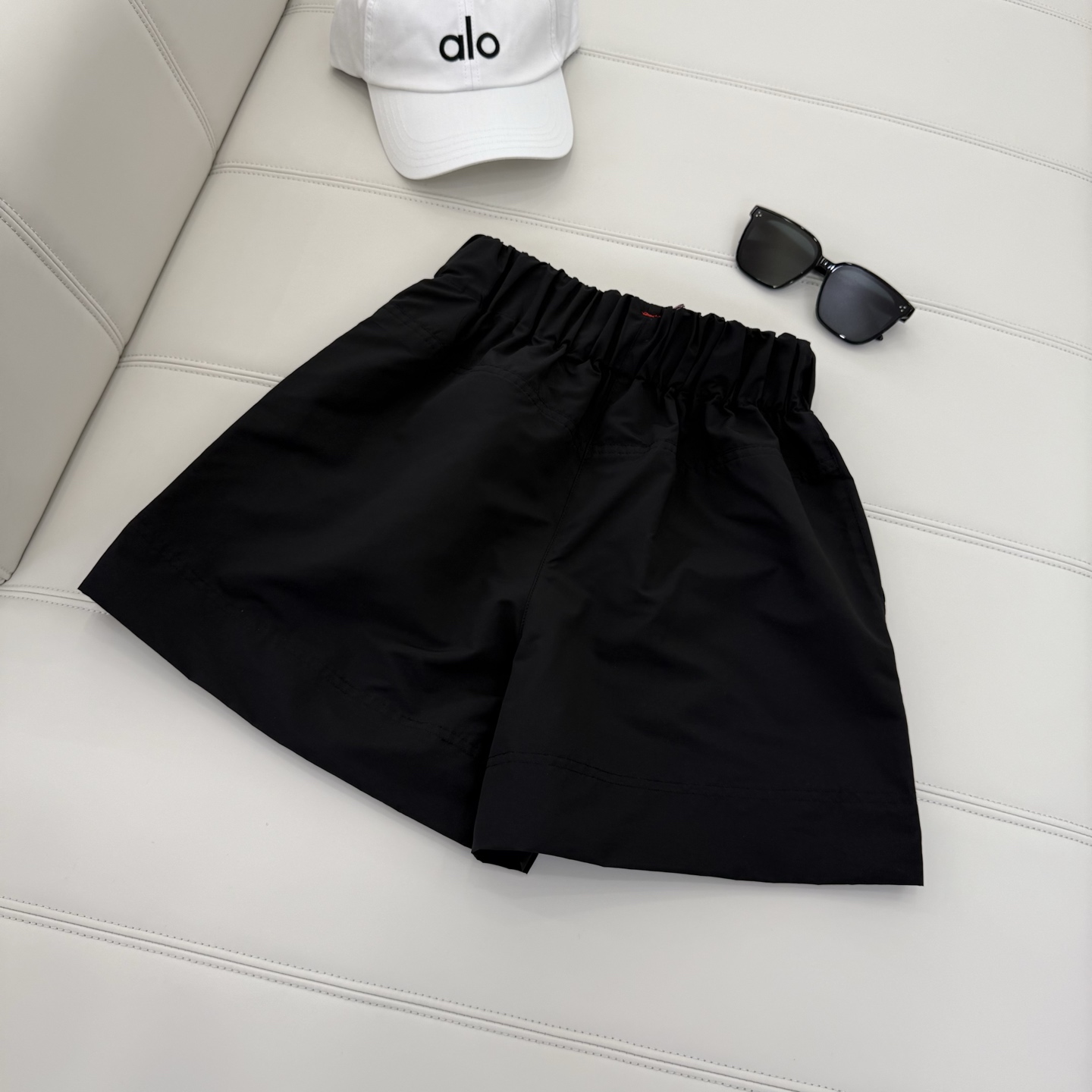 NO:434647,* Fabric technology silhouette (Moncler) quick-drying shorts mostly use mixed fabrics such as ice silk, bamboo-link cotton linen or polyamide fiber, which combines quick-drying, breathable, windproof and waterproof properties, and are suitable for summer outdoor sports or daily leisure. Some styles enhance breathability through laser holes or three-dimensional tailoring, such as 'bamboo-link ice silk quick-drying pants' emphasize smooth feel and super elasticity. * Waist-closing design Most styles use elastic elastic waist circumference or adjustable drawstring design to suit different body shapes, such as 'block 25ss summer new men's shorts' simple straight line tailoring and hidden elastic bands, making them look slim and not restricted. * * Detail craftsmanship high-end models focus on inner edging, double wiring and other processes, hardware zippers and brand logos (such as silhouetted Xiaoxueshan Logo to enhance texture., Moncler, shorts, alexander wang19860909* 面料科技蒙口（Moncler）速干短裤多采用冰丝、竹节棉麻或聚酰胺纤维等混纺面料,兼具速干、透气、防风防水性能,适合夏季户外运动或日常休闲.部分款式通过激光打孔或立体剪裁增强透气性,如“竹节冰丝速干裤”强调滑爽手感和超强弹力. * 收腰设计多数款式采用弹性松紧腰围或可调节抽绳设计,适应不同体型,如“蒙口25ss夏季新款男士短裤”的简洁直线剪裁搭配隐藏式松紧带,显瘦且不束缚. * * 细节工艺高端款注重内里包边、双重走线等工艺,五金拉链和品牌标识（如蒙口小雪山Logo提升质感.,,Moncler,shorts,alexander wang,Women's clothing