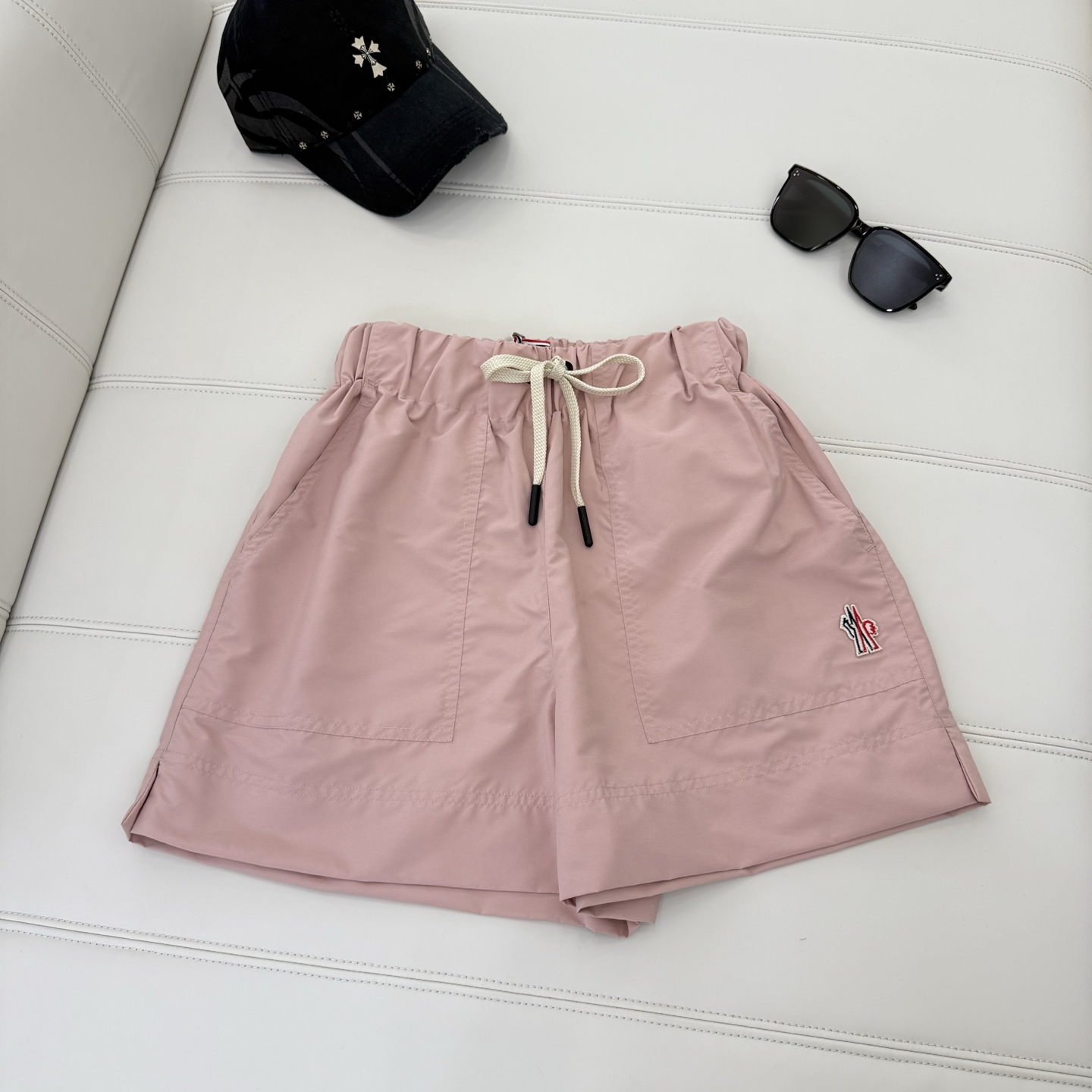 NO:434661,* Fabric technology silhouette (Moncler) quick-drying shorts mostly use mixed fabrics such as ice silk, bamboo-link cotton linen or polyamide fiber, which combines quick-drying, breathable, windproof and waterproof properties, and are suitable for summer outdoor sports or daily leisure. Some styles enhance breathability through laser holes or three-dimensional tailoring, such as 'bamboo-link ice silk quick-drying pants' emphasize smooth feel and super elasticity. * Waist-closing design Most styles use elastic elastic waist circumference or adjustable drawstring design to suit different body shapes, such as 'block 25ss summer new men's shorts' simple straight line tailoring and hidden elastic bands, making them look slim and not restricted. * * Detail craftsmanship high-end models focus on inner edging, double wiring and other processes, hardware zippers and brand logos (such as silhouetted Xiaoxueshan Logo to enhance texture., Moncler, shorts, alexander wang19860909* 面料科技蒙口（Moncler）速干短裤多采用冰丝、竹节棉麻或聚酰胺纤维等混纺面料,兼具速干、透气、防风防水性能,适合夏季户外运动或日常休闲.部分款式通过激光打孔或立体剪裁增强透气性,如“竹节冰丝速干裤”强调滑爽手感和超强弹力. * 收腰设计多数款式采用弹性松紧腰围或可调节抽绳设计,适应不同体型,如“蒙口25ss夏季新款男士短裤”的简洁直线剪裁搭配隐藏式松紧带,显瘦且不束缚. * * 细节工艺高端款注重内里包边、双重走线等工艺,五金拉链和品牌标识（如蒙口小雪山Logo提升质感.,,Moncler,shorts,alexander wang,Women's clothing