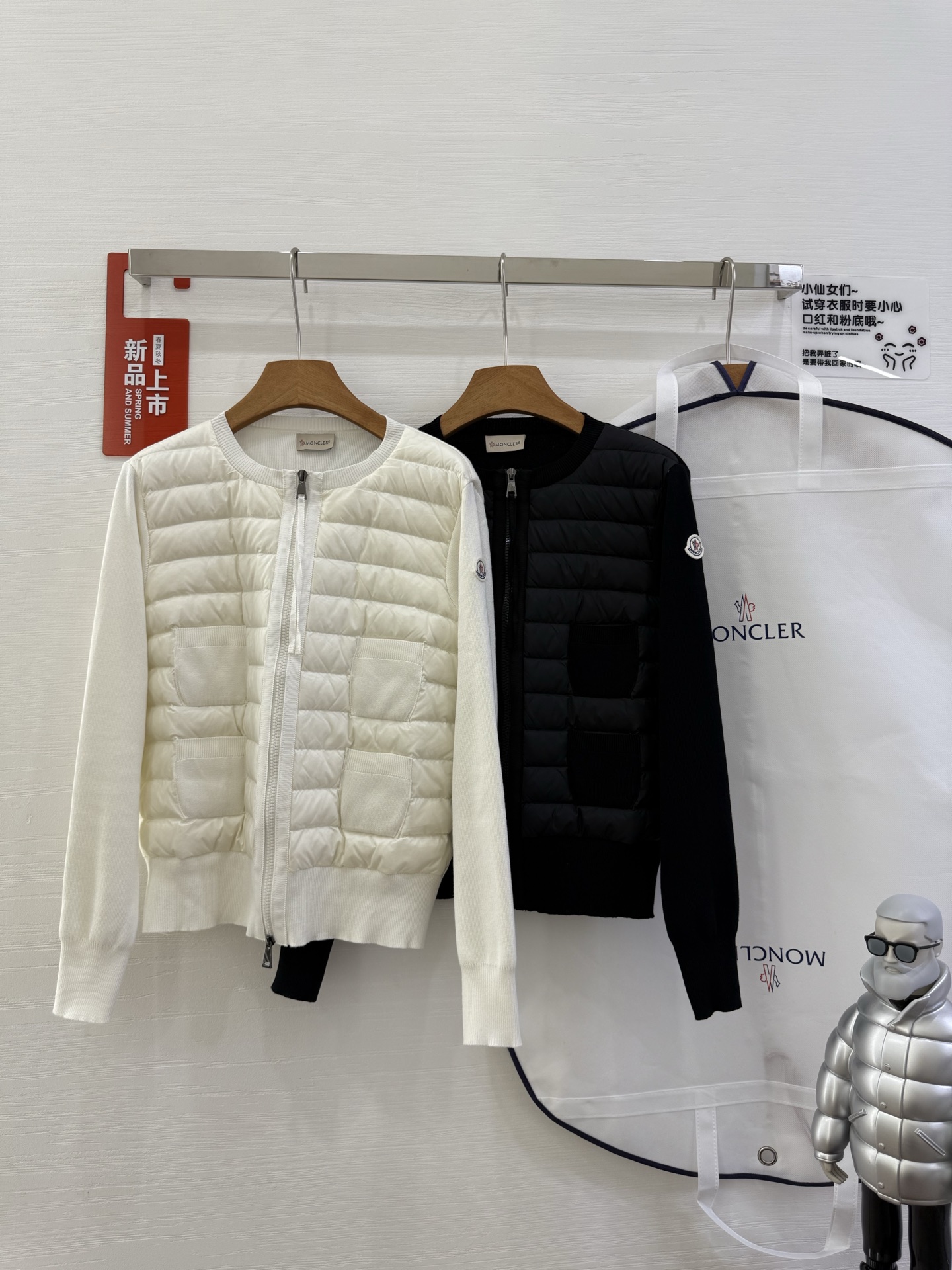 Moncler 蒙口 25款 cuello redondo con paneles de plumón y cuatro bolsillos decorativos, cárdigan con cremallera. Este cárdi…