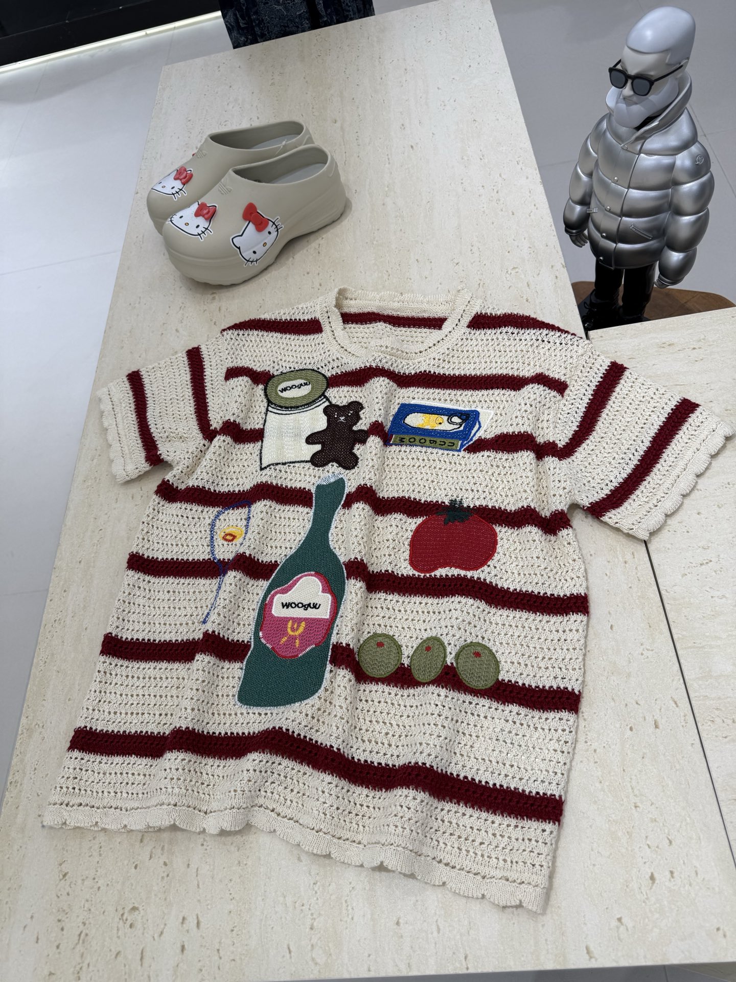 NO:448439,Real photos in the store ~ ​​Gentle canvas of life | Wu Ya Handmade dopamine embroidered short sleeves Select 23 ultrafine orchid filaments (silk touch), 31 functional nanofilaments, 46 breathable viscose, achieving extraordinary skin-friendly experience. The beige base meets eternal red stripes, and the true story is seen in a low-key manner. The cloud-sensing filaments are the base, combining the luster of nanofilaments and the breath of viscose, woven into a beige soft light. In the rhythm of the classic red stripes, the brown bear lightly holds the wine glass and canned fish totems - embroidered with treasure-grade inlay and hand hooks, silently telling the sweetness of life*. Every needle is a whisper of dopamine; every inch is a gentle art worn on the body. Make daily life a treasure worth embroidery. Color beige Size SML Model picture,, T-shirt, real  silk,alexander wang19860909店内实拍～ 生活的温柔画布 | 乌丫 手作多巴胺刺绣短袖 甄选23超细兰精天丝（真丝触感）、31功能纳米丝、46透气粘纤,成就非凡亲肤体验.米色基底邂逅永恒红条纹,低调中见真章. 云感天丝为底,糅合纳米丝的光泽与粘纤的呼吸,织就一身米色柔光. 经典红条纹律动间, 棕熊轻拥酒杯、鱼罐头的幸福图腾——以珍藏级嵌花与手钩刺绣,于镂空处 *静默诉说生活的甜意*.  每一针,都是多巴胺的低语； 每一寸,皆是穿在身上的温柔艺术. 让日常,成为值得刺绣的珍藏. 颜色米色 SizeＳＭＬ 模特图,,T-shirt,real silk,alexander wang,Women's clothing