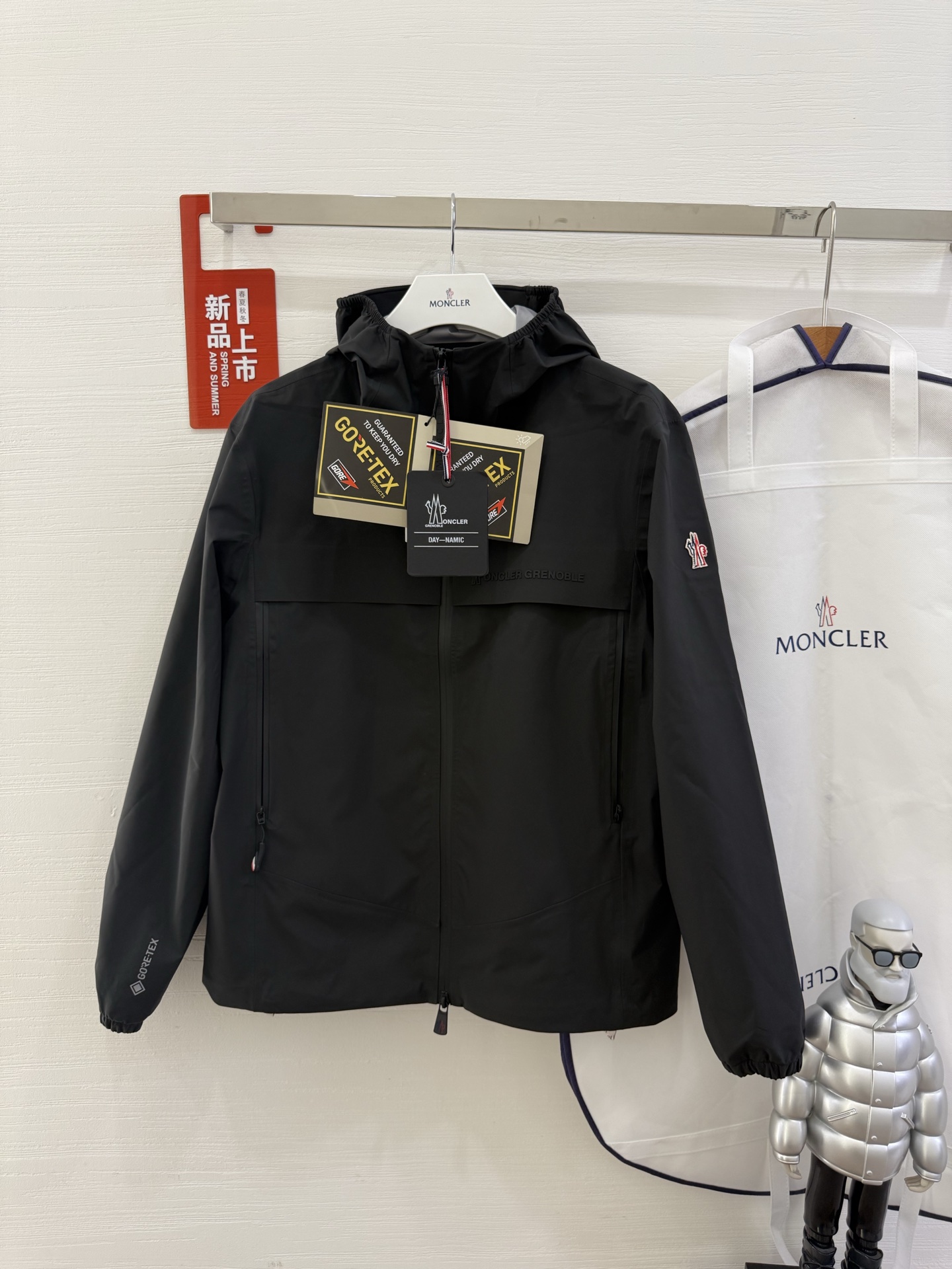 NO:448453,【Outdoor Equipment】Moncler New Shipton Men's Hooded Protective Jacket Jacket The Shipton Jacket is made of a long-lasting, three-layer GORE-TEX functional fabric for excellent transparency, designed for those who pursue performance and aesthetics. This practical jacket comes with a hood and functional zipper. Designed for outdoor activities Made of three-layer plain GORE-TEX fabric Heat seal seams Adjustable hood with brim YKK AquaGuard functional bidirectional zipper closure oblique opening RECCOR reflector Adjustable cuffs Drawstring hem Logo details, Moncler, jackets & coats, jackets & coats, hats, alexander wang19860909【户外装备】Moncler盟可睐 新品 Shipton男士连帽防护夹克外套 Shipton夹克采用经久牢固的三层GORE-TEX功能性面料制成,提供出色的通透性,专为追求性能和美学风格的人士设计.这款实用夹克配有兜帽和功能性拉链. 专为户外活动设计 采用三层平织GORE-TEX面料制成 热封接缝 可调节兜帽配有帽檐 YKK AquaGuard功能性双向拉链开合 斜向开口 RECCOR反射器 可调节袖口 抽绳下摆 标识细节,,Moncler,jackets & coats,jackets & coats,hats,alexander wang,Women's clothing