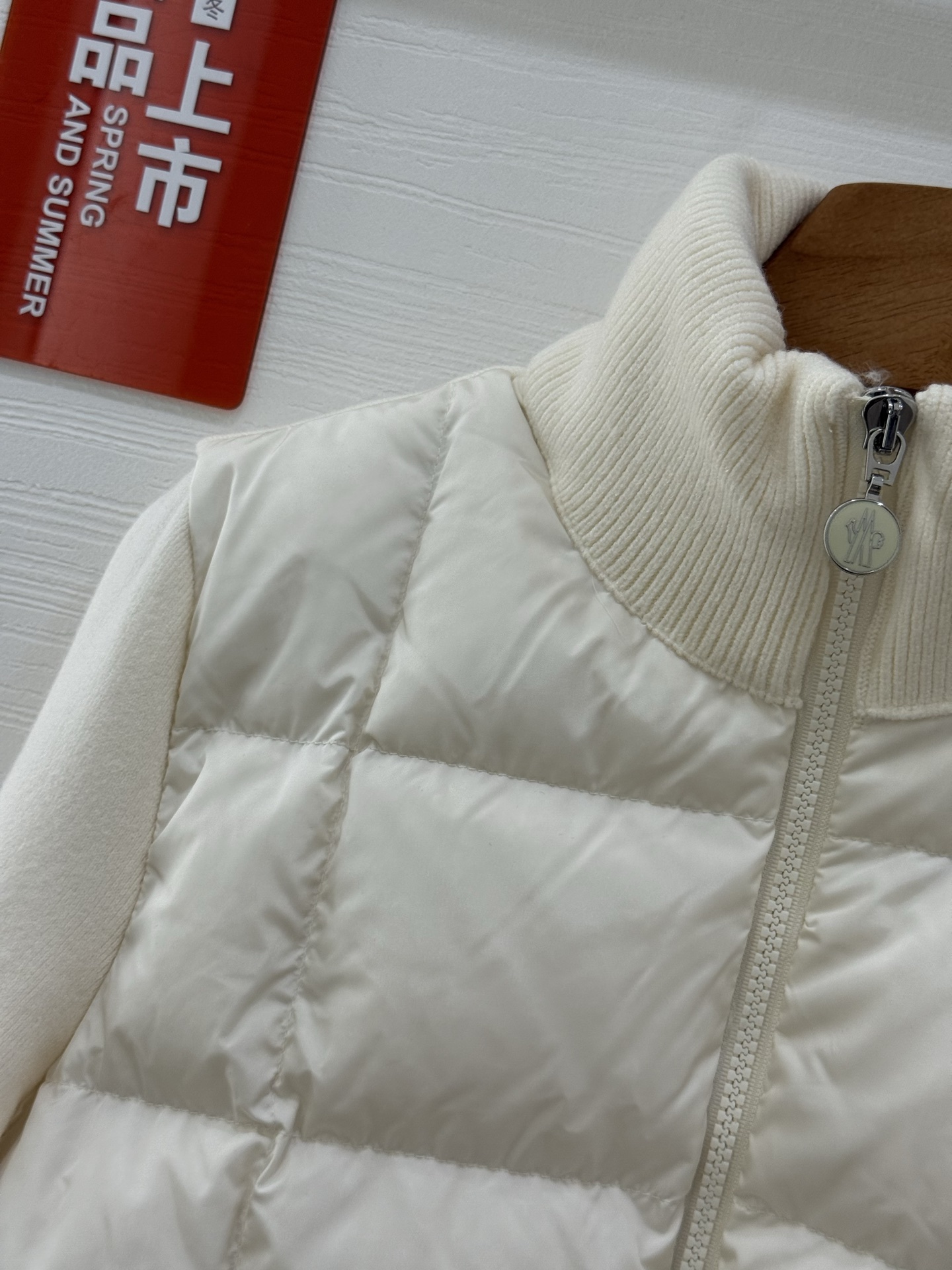 Moncler 蒙口秋冬女士Cardigan立领拼接针织羽绒娃娃款短款羽绒 后背袖子针织材料上身显瘦 拼