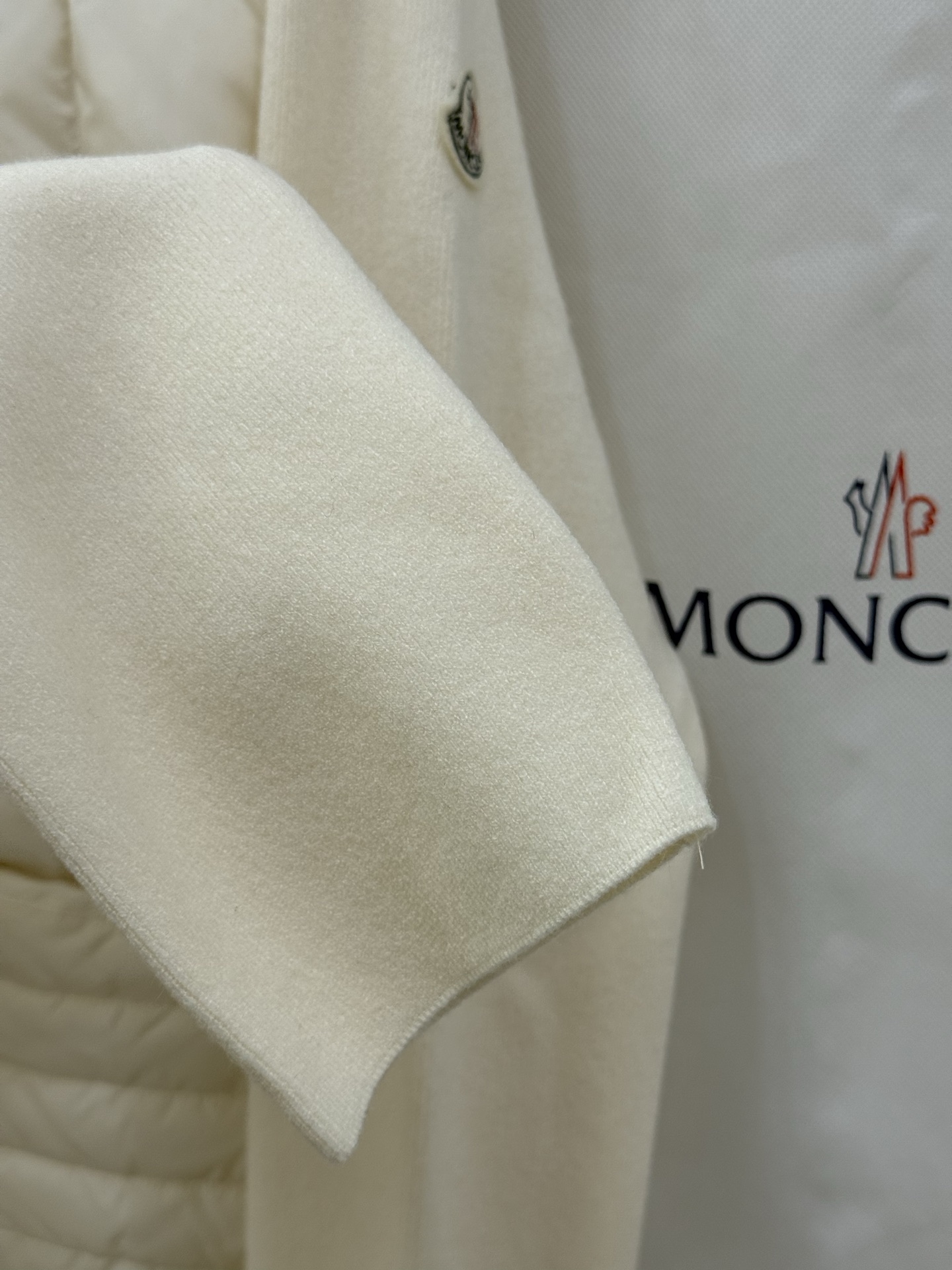 Moncler 蒙口秋冬女士Cardigan立领拼接针织羽绒娃娃款短款羽绒 后背袖子针织材料上身显瘦 拼
