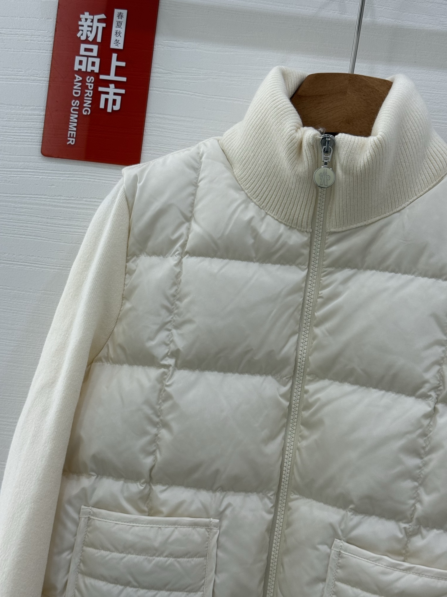 Moncler 蒙口秋冬女士Cardigan立领拼接针织羽绒娃娃款短款羽绒 后背袖子针织材料上身显瘦 拼