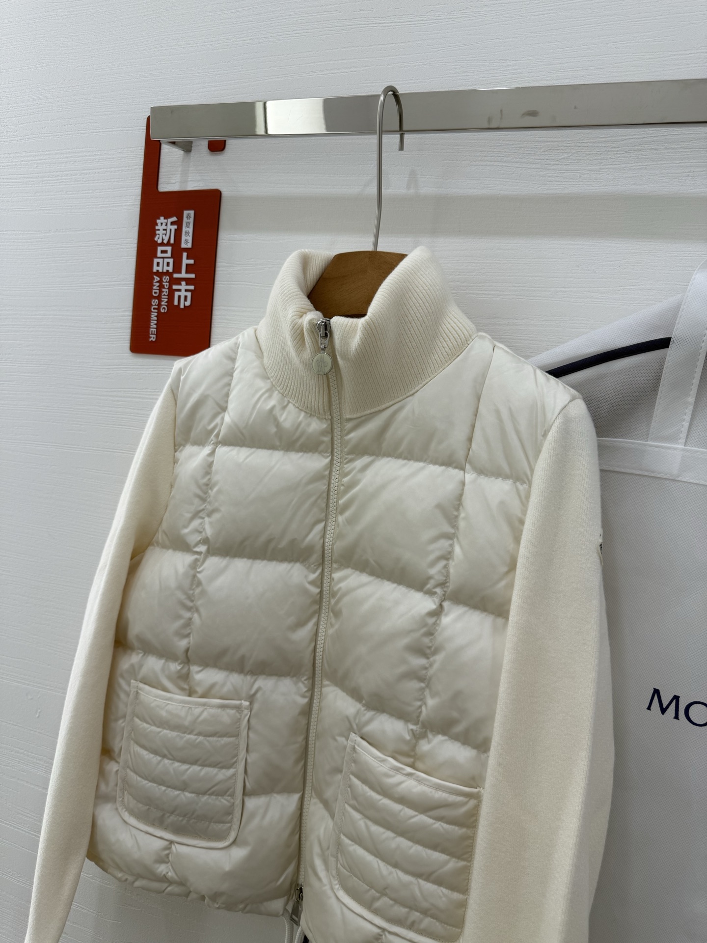 Moncler 蒙口秋冬女士Cardigan立领拼接针织羽绒娃娃款短款羽绒 后背袖子针织材料上身显瘦 拼