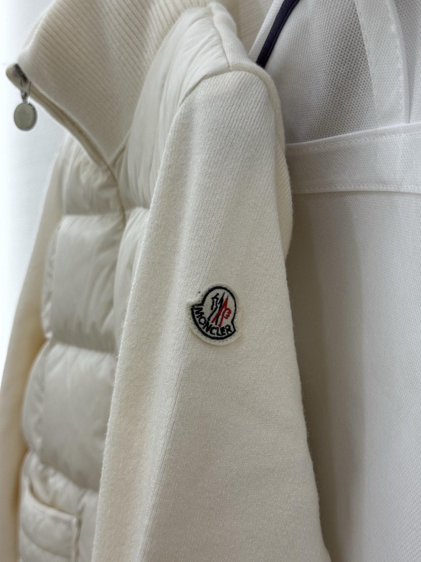 Moncler 蒙口秋冬女士Cardigan立领拼接针织羽绒娃娃款短款羽绒 后背袖子针织材料上身显瘦 拼