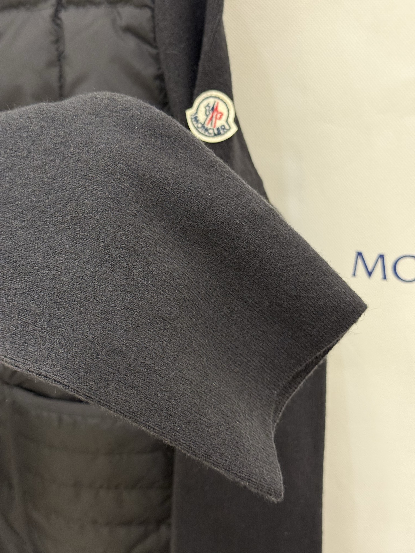 Moncler 蒙口秋冬女士Cardigan立领拼接针织羽绒娃娃款短款羽绒 后背袖子针织材料上身显瘦 拼