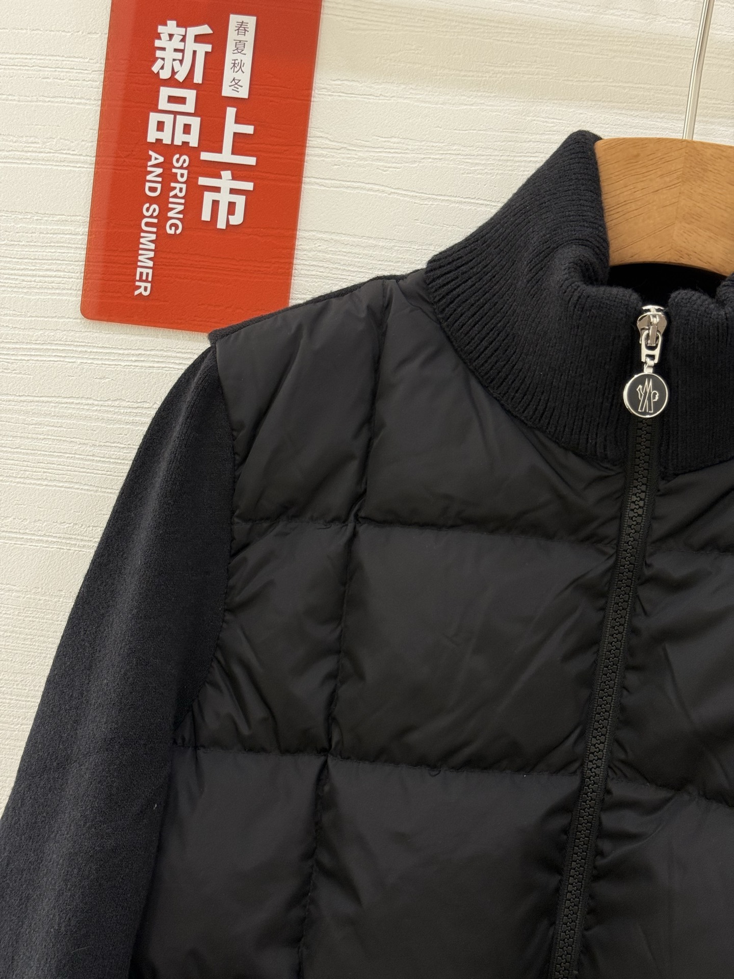 Moncler 蒙口秋冬女士Cardigan立领拼接针织羽绒娃娃款短款羽绒 后背袖子针织材料上身显瘦 拼
