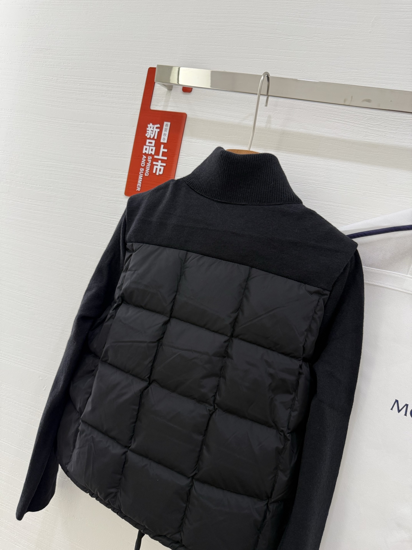 Moncler 蒙口秋冬女士Cardigan立领拼接针织羽绒娃娃款短款羽绒 后背袖子针织材料上身显瘦 拼