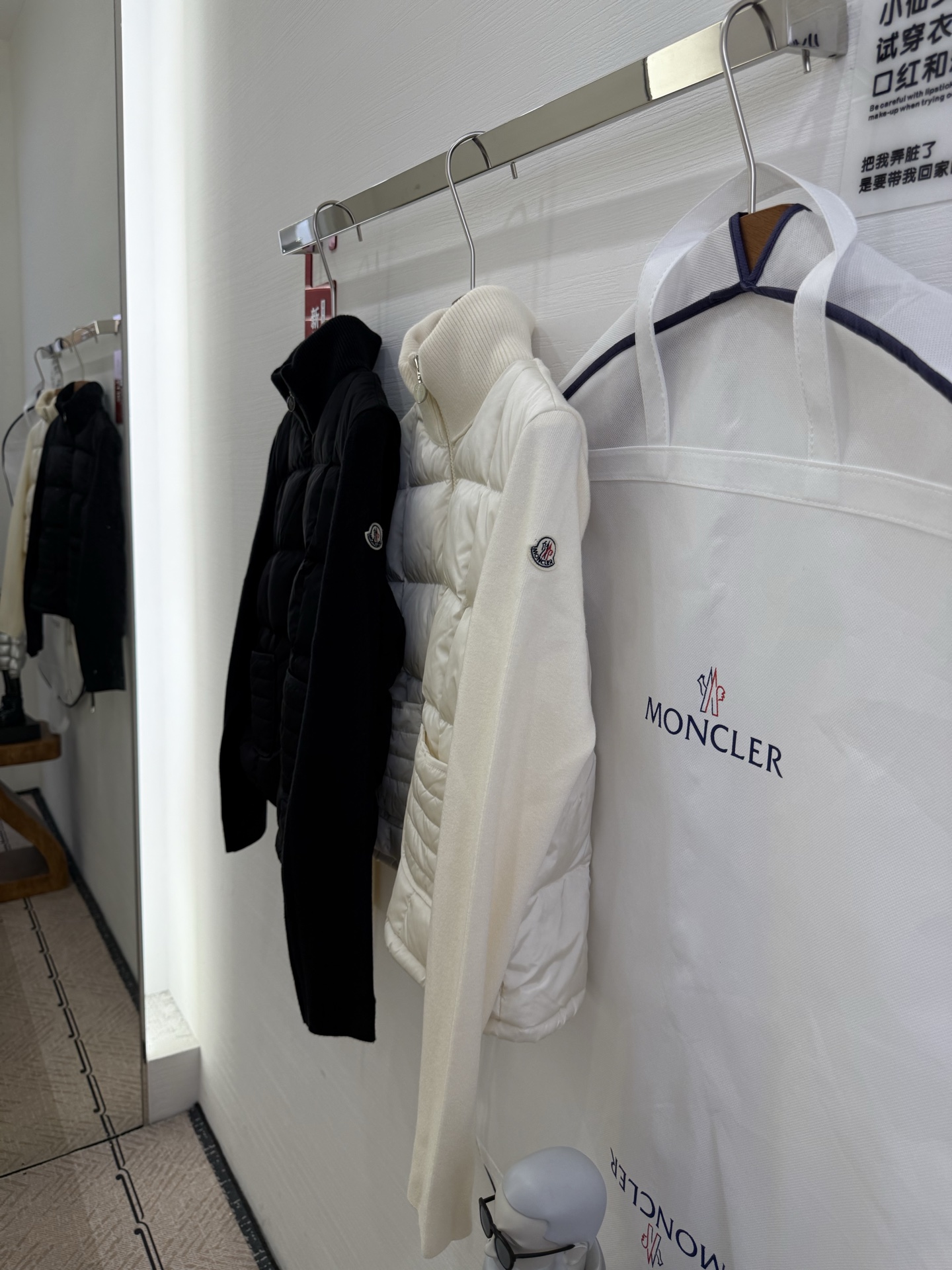 Moncler 蒙口秋冬女士Cardigan立领拼接针织羽绒娃娃款短款羽绒 后背袖子针织材料上身显瘦 拼
