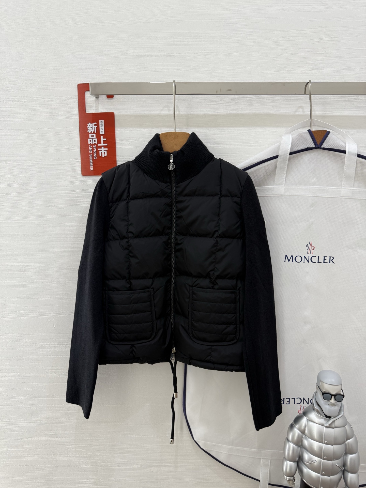 Moncler 蒙口秋冬女士Cardigan立领拼接针织羽绒娃娃款短款羽绒 后背袖子针织材料上身显瘦 拼