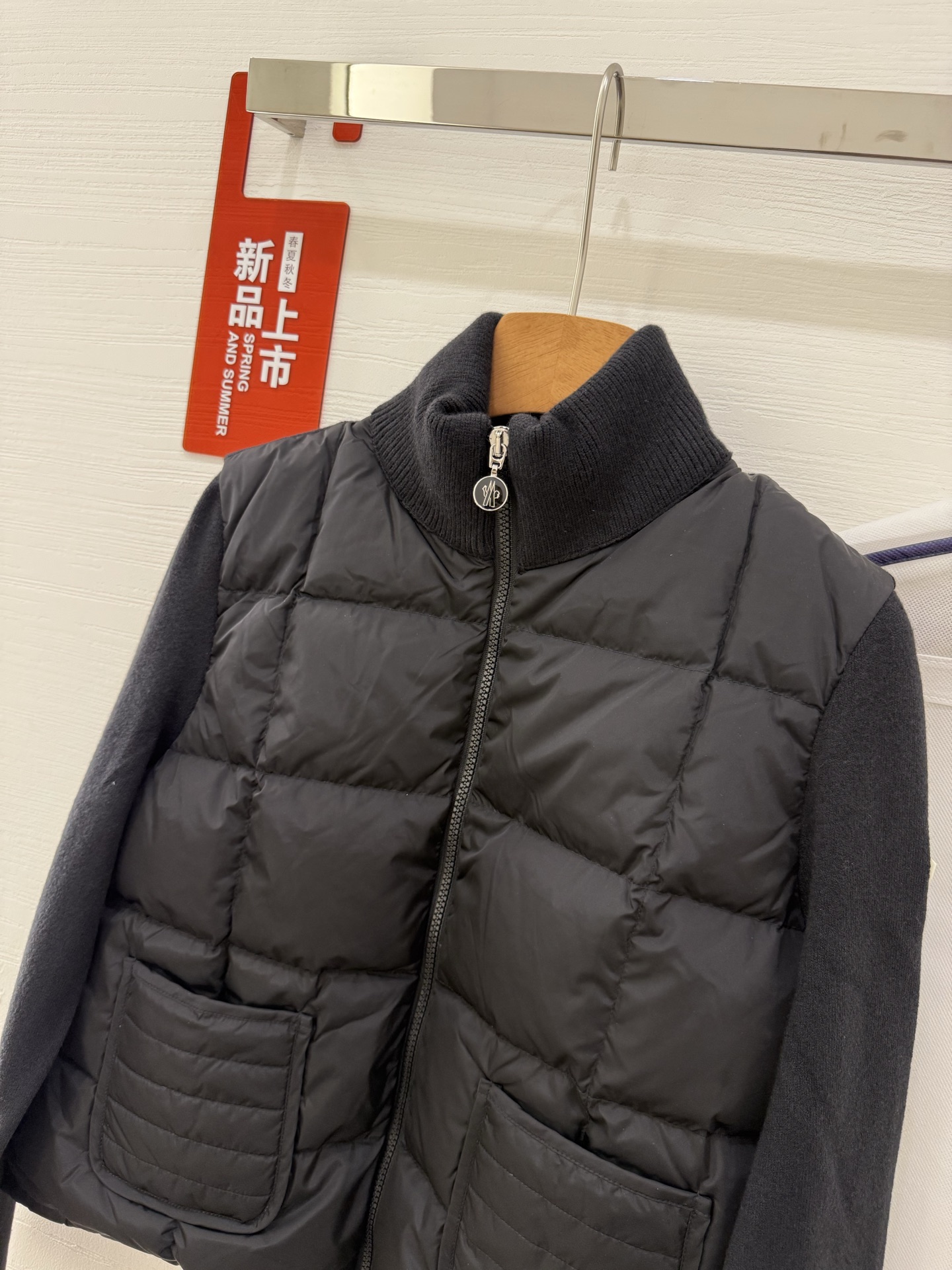 Moncler 蒙口秋冬女士Cardigan立领拼接针织羽绒娃娃款短款羽绒 后背袖子针织材料上身显瘦 拼