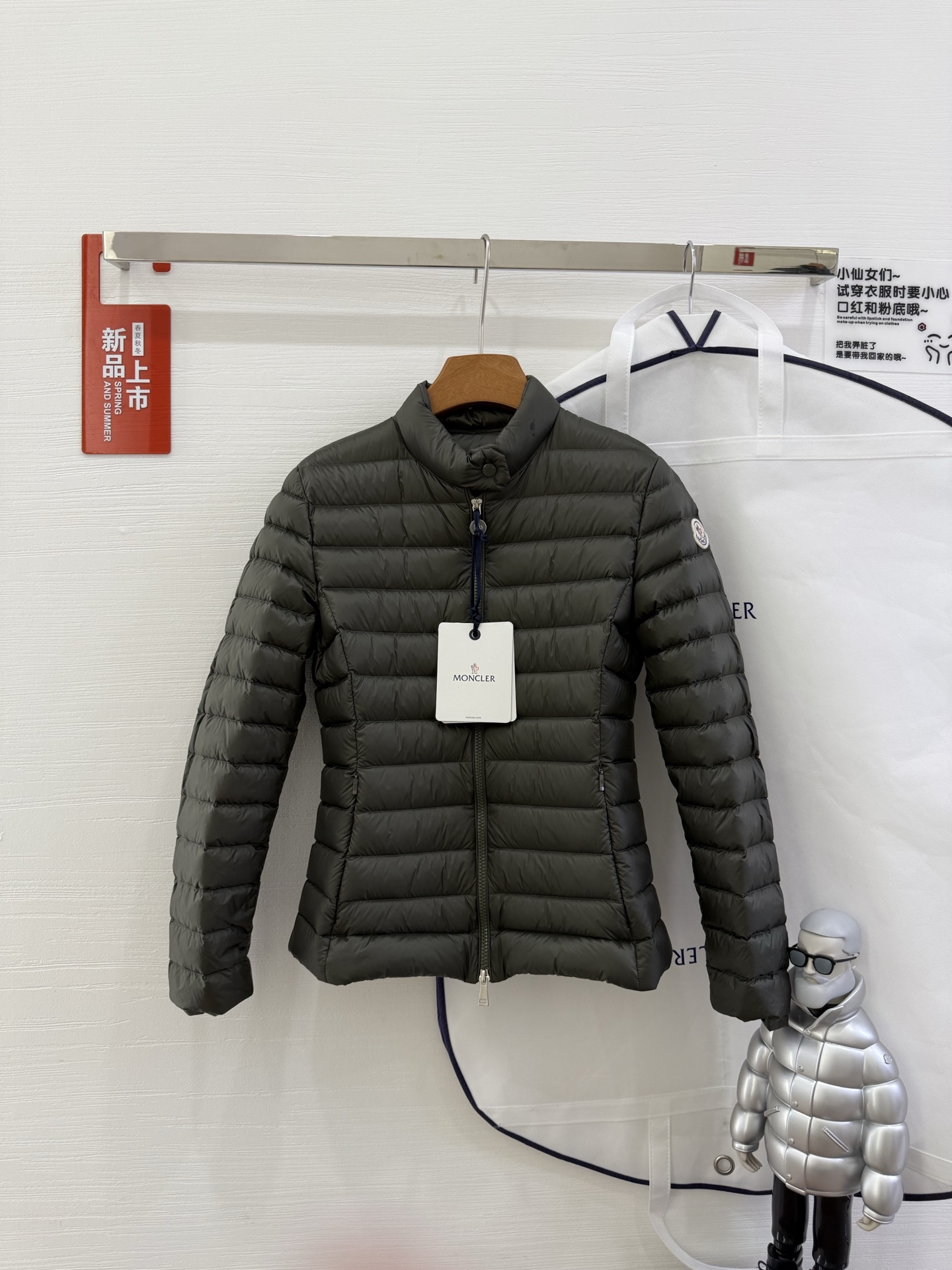 NO:463157,With a dust bag, a dark green photo shoot~ Moncler 25 early spring new lgelle thin down jacket, outlines the slim outline with a classic quilting design, the details of the stand collar enhance the temperament, light and warm. When wearing it in the spring or winter, one piece can easily control the changing weather. Three colors are selected, the style is free to be low-key black, pure white, gentle and nude - three high-end colors, suitable for different occasions and styles. Short cut and lengthen the proportions, and small people can also wear long legs!  High-end gooseberry, the quality choice. Select high-quality gooseberry filling, both fluffy and warmth, light and no burden. The details show the ingenious craftsmanship. Color black, pink, white, green. Size0 1 2 3,,down jacket,alexander wang19860909配防尘袋深绿色实拍～ Moncler 25早春新款lgelle薄款羽绒服,以经典绗缝设计勾勒修身轮廓,立领细节提升气质,轻盈保暖两不误.开春换季或冬日叠穿,一件轻松驾驭多变天气. 三色臻选,风格随心 低调黑、纯净白、温柔裸——三种高级色调,适配不同场合与穿搭风格.短款剪裁拉长比例,小个子也能穿出大长腿！ 高端鹅绒,品质之选 严选优质鹅绒填充,蓬松度与保暖性兼具,轻薄无负担.细节处尽显匠心工艺 颜色黑 粉 白 绿 Size0 1 2 3,,down jacket,alexander wang,Women's clothing