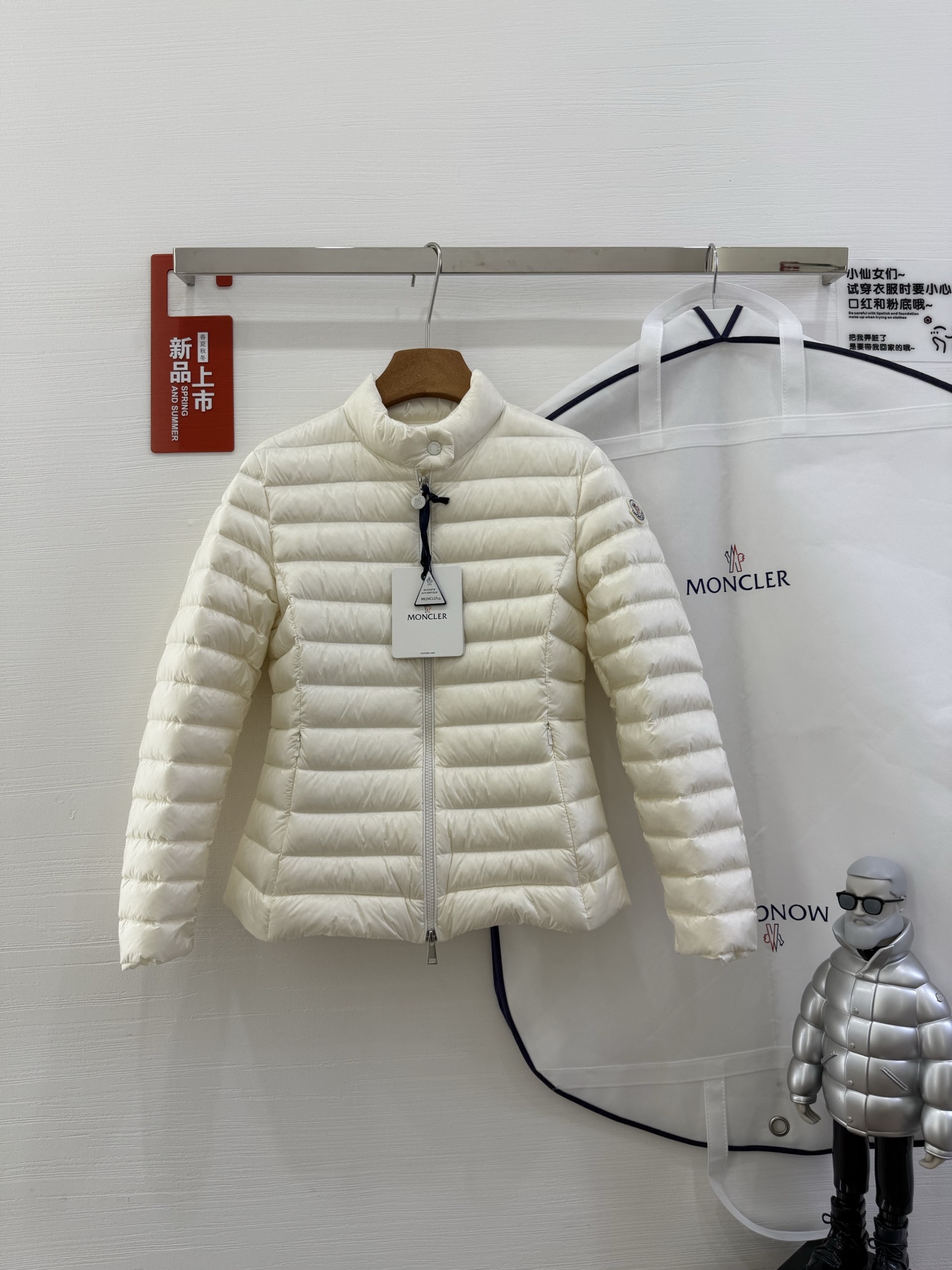 NO:463139,With a dust bag, real shot of white shot~ Moncler 25 early spring new lgelle thin down jacket, outlines the slim outline with a classic quilting design, the details of the stand collar enhance the temperament, light and warm. When wearing it in the spring or winter, one piece can easily control the changing weather. Three colors are selected, the style is free to be low-key black, pure white, gentle and nude - three high-end colors, suitable for different occasions and styles. Short cut and lengthen the proportions, and small people can also wear long legs!  High-end gooseberry, the quality choice. Select high-quality gooseberry filling, both fluffy and warmth, light and no burden. The details show the ingenious craftsmanship. Color black, pink, white, green. Size0 1 2 3,,down jacket,alexander wang19860909配防尘袋白色实拍～ Moncler 25早春新款lgelle薄款羽绒服,以经典绗缝设计勾勒修身轮廓,立领细节提升气质,轻盈保暖两不误.开春换季或冬日叠穿,一件轻松驾驭多变天气. 三色臻选,风格随心 低调黑、纯净白、温柔裸——三种高级色调,适配不同场合与穿搭风格.短款剪裁拉长比例,小个子也能穿出大长腿！ 高端鹅绒,品质之选 严选优质鹅绒填充,蓬松度与保暖性兼具,轻薄无负担.细节处尽显匠心工艺 颜色黑 粉 白 绿 Size0 1 2 3,,down jacket,alexander wang,Women's clothing