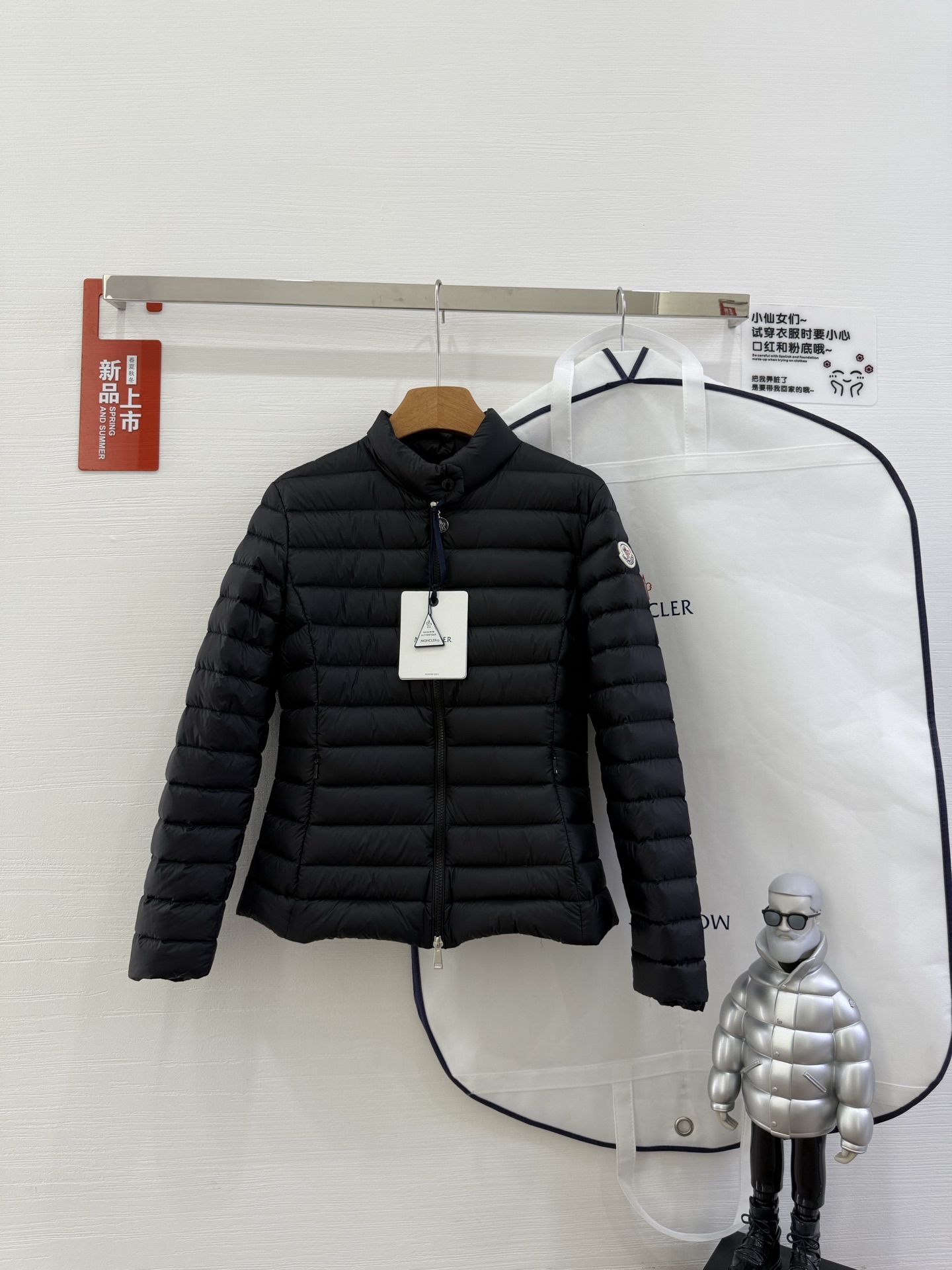 NO:463123,With a dust bag, a real shot of black ~ Moncler 25 early spring new lgelle thin down jacket, outlines the slim outline with a classic quilting design, the details of the stand collar enhance the temperament, light and warm. When wearing it in the spring or winter, one piece can easily control the changing weather. Three colors are selected, the style is free to be low-key black, pure white, gentle and nude - three high-end colors, suitable for different occasions and styles. Short cut and lengthen the proportions, and small people can also wear long legs!  High-end gooseberry, the quality choice. Select high-quality gooseberry filling, both fluffy and warmth, light and no burden. The details show the ingenious craftsmanship. Color black, pink, white, green. Size0 1 2 3,,down jacket,alexander wang19860909配防尘袋黑色实拍～ Moncler 25早春新款lgelle薄款羽绒服,以经典绗缝设计勾勒修身轮廓,立领细节提升气质,轻盈保暖两不误.开春换季或冬日叠穿,一件轻松驾驭多变天气. 三色臻选,风格随心 低调黑、纯净白、温柔裸——三种高级色调,适配不同场合与穿搭风格.短款剪裁拉长比例,小个子也能穿出大长腿！ 高端鹅绒,品质之选 严选优质鹅绒填充,蓬松度与保暖性兼具,轻薄无负担.细节处尽显匠心工艺 颜色黑 粉 白 绿 Size0 1 2 3,,down jacket,alexander wang,Women's clothing