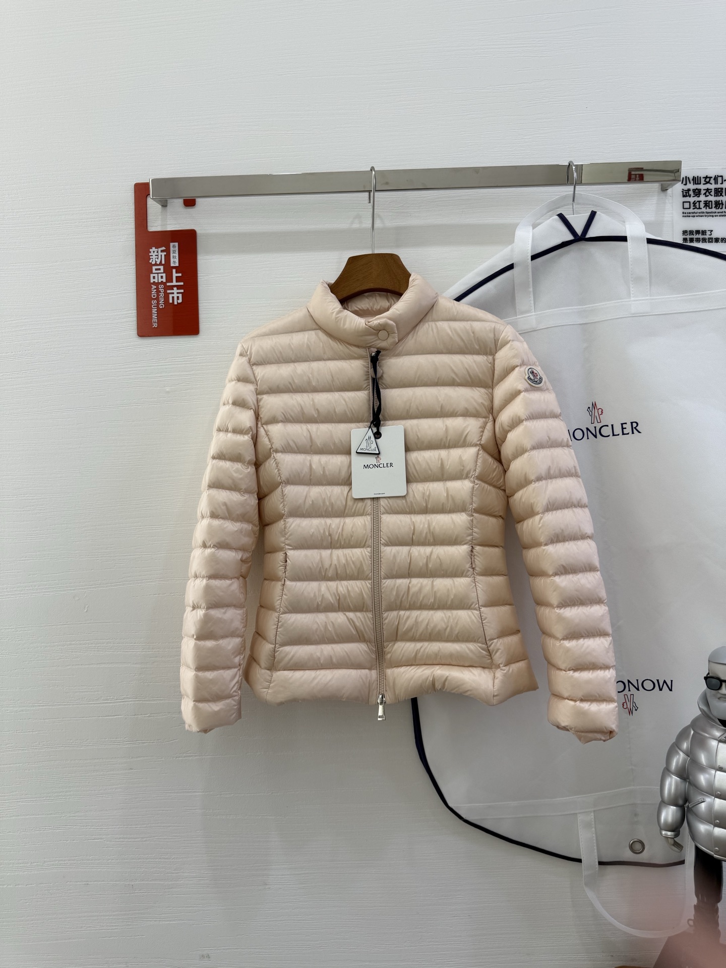 NO:463116,With dust bag pink real shot~ Moncler 25 early spring new lgelle thin down jacket, outlines the slim outline with a classic quilting design, the details of the stand collar enhance temperament, light and warm. When wearing it in spring or winter, one piece can easily control the changing weather. Three colors are selected, the style is free to be low-key black, pure white, gentle and nude - three high-end colors, suitable for different occasions and styles. Short cut and lengthen proportions, and small people can also wear long legs!  High-end gooseberry, the quality choice. Select high-quality gooseberry filling, both fluffy and warmth, light and no burden. The details show the ingenious craftsmanship. Color black, pink, white, green. Size0 1 2 3,,down jacket,alexander wang19860909配防尘袋粉色实拍～ Moncler 25早春新款lgelle薄款羽绒服,以经典绗缝设计勾勒修身轮廓,立领细节提升气质,轻盈保暖两不误.开春换季或冬日叠穿,一件轻松驾驭多变天气. 三色臻选,风格随心 低调黑、纯净白、温柔裸——三种高级色调,适配不同场合与穿搭风格.短款剪裁拉长比例,小个子也能穿出大长腿！ 高端鹅绒,品质之选 严选优质鹅绒填充,蓬松度与保暖性兼具,轻薄无负担.细节处尽显匠心工艺 颜色黑 粉 白 绿 Size0 1 2 3,,down jacket,alexander wang,Women's clothing