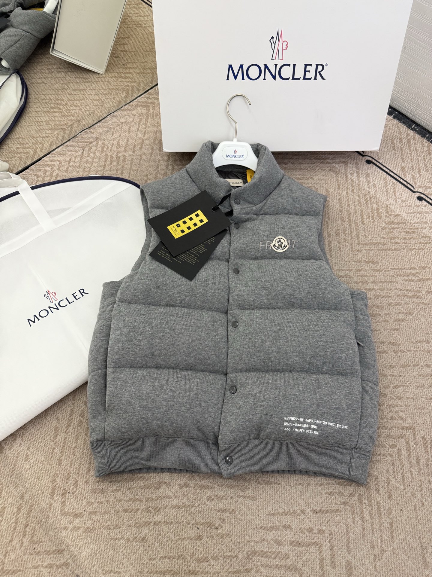 NO:463155,With dust bag Moncler GENIUSxFRGMT 25SS Fujiwara Hiroshi jointly signed limited embroidered logo vest Size 0-1-2-3 Color grey This Moncler X FRGMT men's down vest is a must-have item Part of the wardrobe, made of cotton This cotton down vest is a symbol of Moncler X FRGMT design language. This lightweight sweater is made of cotton, down filled with logo embroidery Made of cotton Nylon lining. Down filled stretch crepe with stitching Specifications 14 snap closure Zipper pocket Embroidered logo details, down jacket, alexander wang19860909配防尘袋Moncler GENIUSxFRGMT 25SS 藤原浩联名限定刺绣徽标马甲 码数0-1-2-3 颜色灰色 这款Moncler X FRGMT 男士羽绒马甲是勤劳必备单品 衣橱的一部分,采用棉质制成 与 Hiroshi Fujiwara 共同打造的这款棉质羽绒马甲是Moncler X FRGMT 设计语言的象征.这款轻盈的针织衫采用棉质制成,采用羽绒填充,饰有徽标刺绣 由棉制成 尼龙衬里 .羽绒填充 弹力绉带针迹 规格 14 按扣开合 拉链口袋 剌绣徽标细节,,down jacket,alexander wang,Women's clothing
