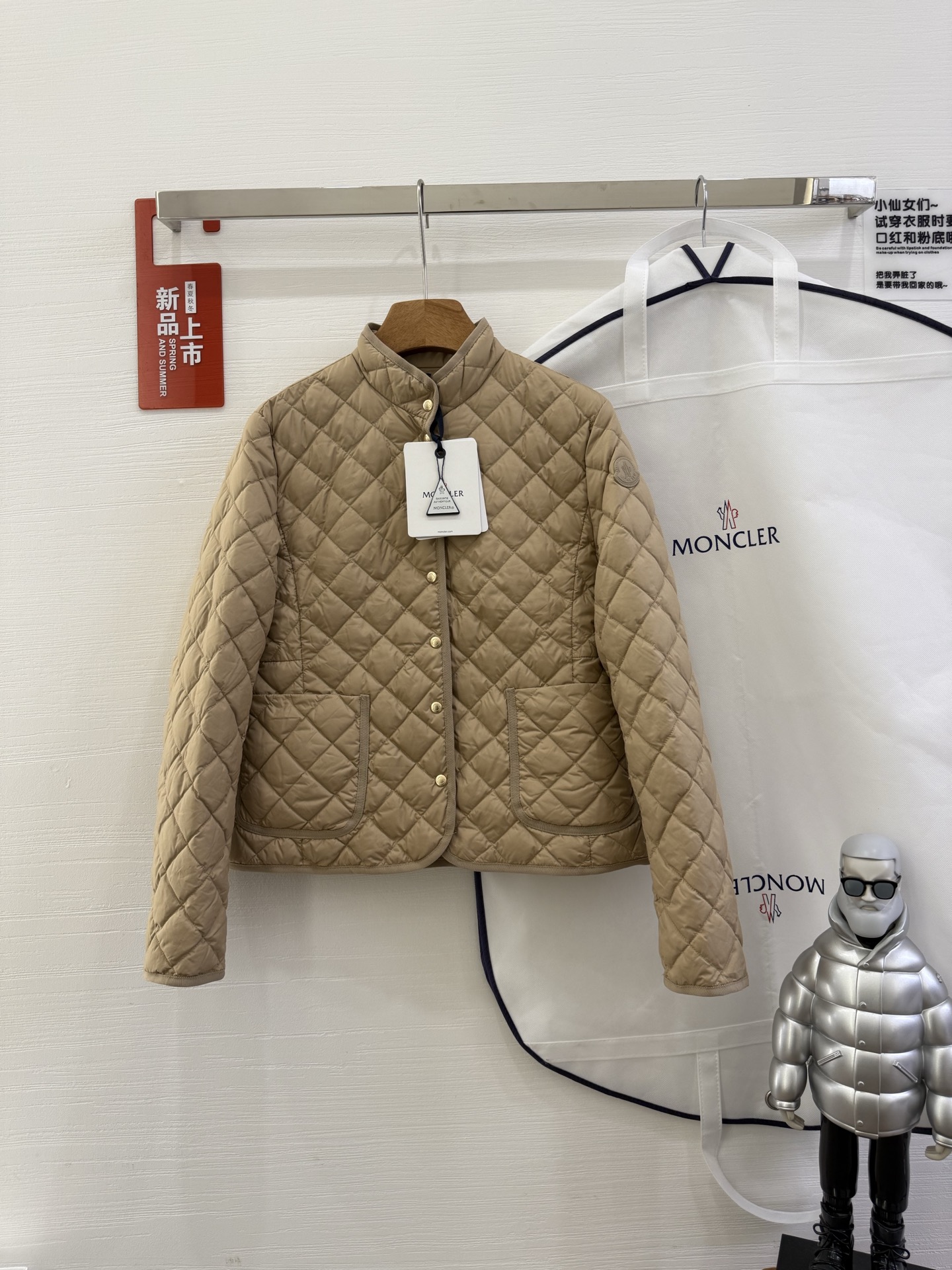NO:463163,With dust bag Moncler cover Epin women's fitted horn short white goose down jacket jacket Epin down jacket provides warmth and no heavy appearance, adding an elegant atmosphere to each season's look. The short design is made of nylon fabric and has a soft touch. It is decorated with eye-catching diamond quilting patterns, giving a light texture and matte finish. This warm item uses a slim fit and waist-hugging design to interpret the timeless style. Colors are white, khaki, black. Number 0123, Moncler, jackets & coats, jackets & coats, down jacket, alexander wang19860909配防尘袋Moncler蒙口Epin女士合身喇叭短款白鹅绒羽绒夹克外套 Epin羽绒夹克提供保暖呵护同时又不显厚重,为各季造型增添优雅气息 短款设计,采用锦纶面料制成,触感柔软.饰有醒目的菱形绗缝图案,呈现轻盈质感和哑光饰面 这款保暖单品采用修身版型和收腰设计,演绎隽永款型 颜色白色、卡其色、黑色 码数0123,,Moncler,jackets & coats,jackets & coats,down jacket,alexander wang,Women's clothing