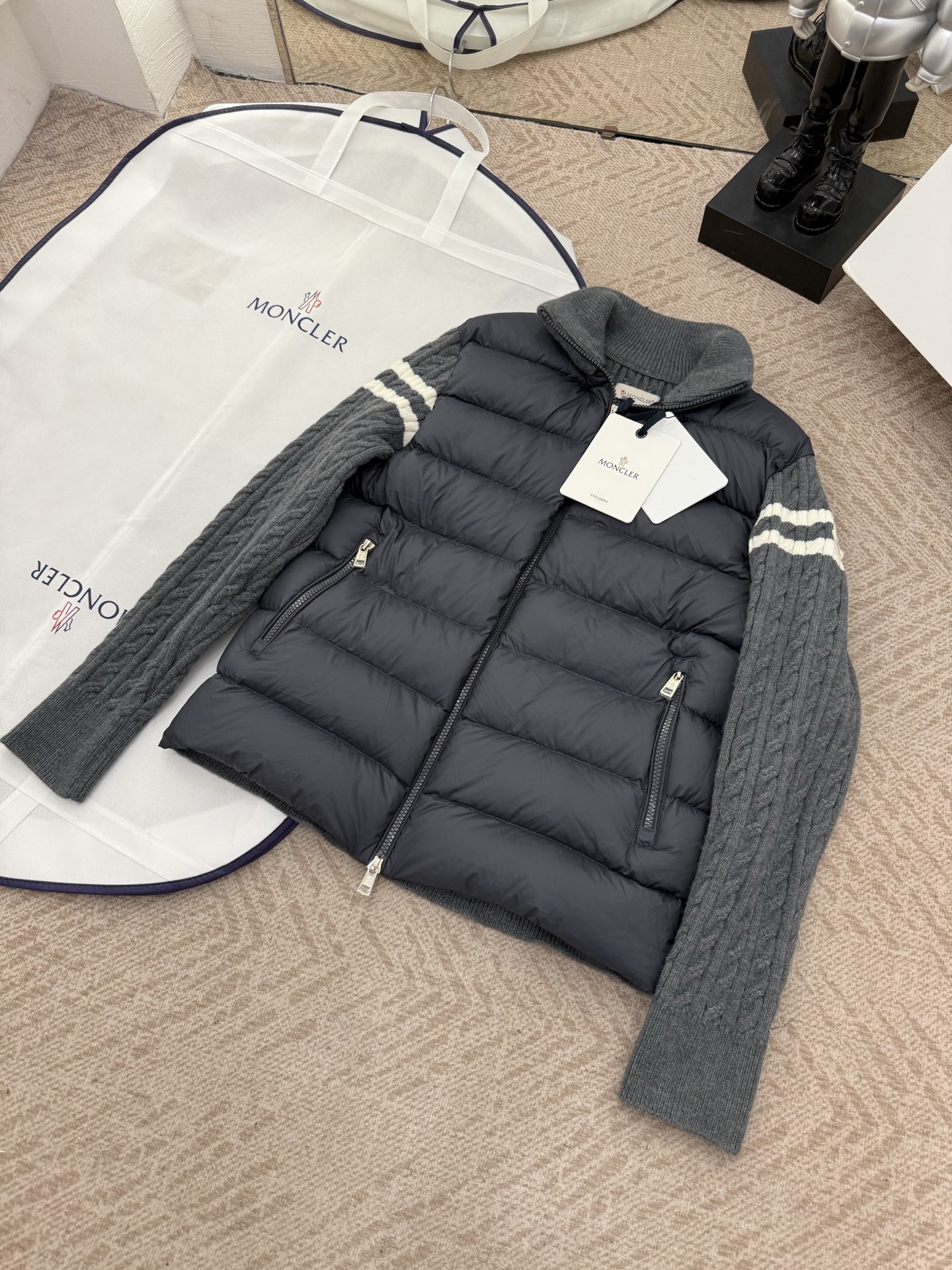 NO:464562,New parallel bar knitted down splicing with dust bags. The masked gray knitted down jacket is really high-end. In addition to the milky white Snow White series in autumn and winter~ The masked splicing knitted temperament is also roaring~ Men and women are the same style. Today I won’t be Snow White. I am a young lady with a temperament and age-reducing physique. Color is gray * black. Number of S~xxl, Moncler, down jacket, alexander wang19860909配防尘袋新款双杠针织羽绒拼接 蒙口灰色针织拼接羽绒服是真的很高级 秋冬除了奶白白雪公主系列~ 蒙口拼接针织气质灰色也吼吼看呀~ 男女同款,今天不做白雪公主了,当气质且减龄的体质内小姐姐既视感～ 颜色灰色*黑色 码数S~xxl,,Moncler,down jacket,alexander wang,Women's clothing