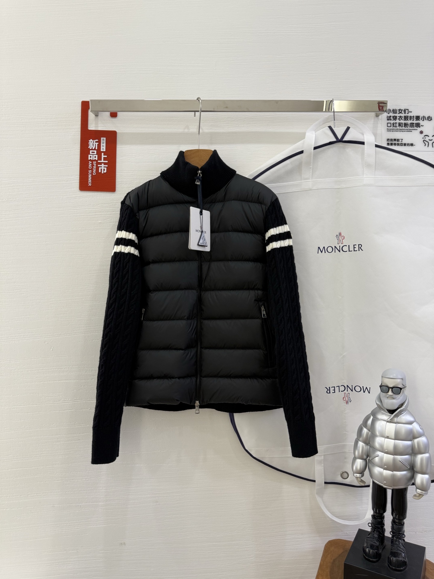 NO:464549,New parallel bar knitted down splicing with dust bags. The masked gray knitted down jacket is really high-end. In addition to the milky white Snow White series in autumn and winter~ The masked splicing knitted temperament is also roaring~ Men and women are the same style. Today I won’t be Snow White. I am a young lady with a temperament and age-reducing physique. Color is gray * black. Number of S~xxl, Moncler, down jacket, alexander wang19860909配防尘袋新款双杠针织羽绒拼接 蒙口灰色针织拼接羽绒服是真的很高级 秋冬除了奶白白雪公主系列~ 蒙口拼接针织气质灰色也吼吼看呀~ 男女同款,今天不做白雪公主了,当气质且减龄的体质内小姐姐既视感～ 颜色灰色*黑色 码数S~xxl,,Moncler,down jacket,alexander wang,Women's clothing