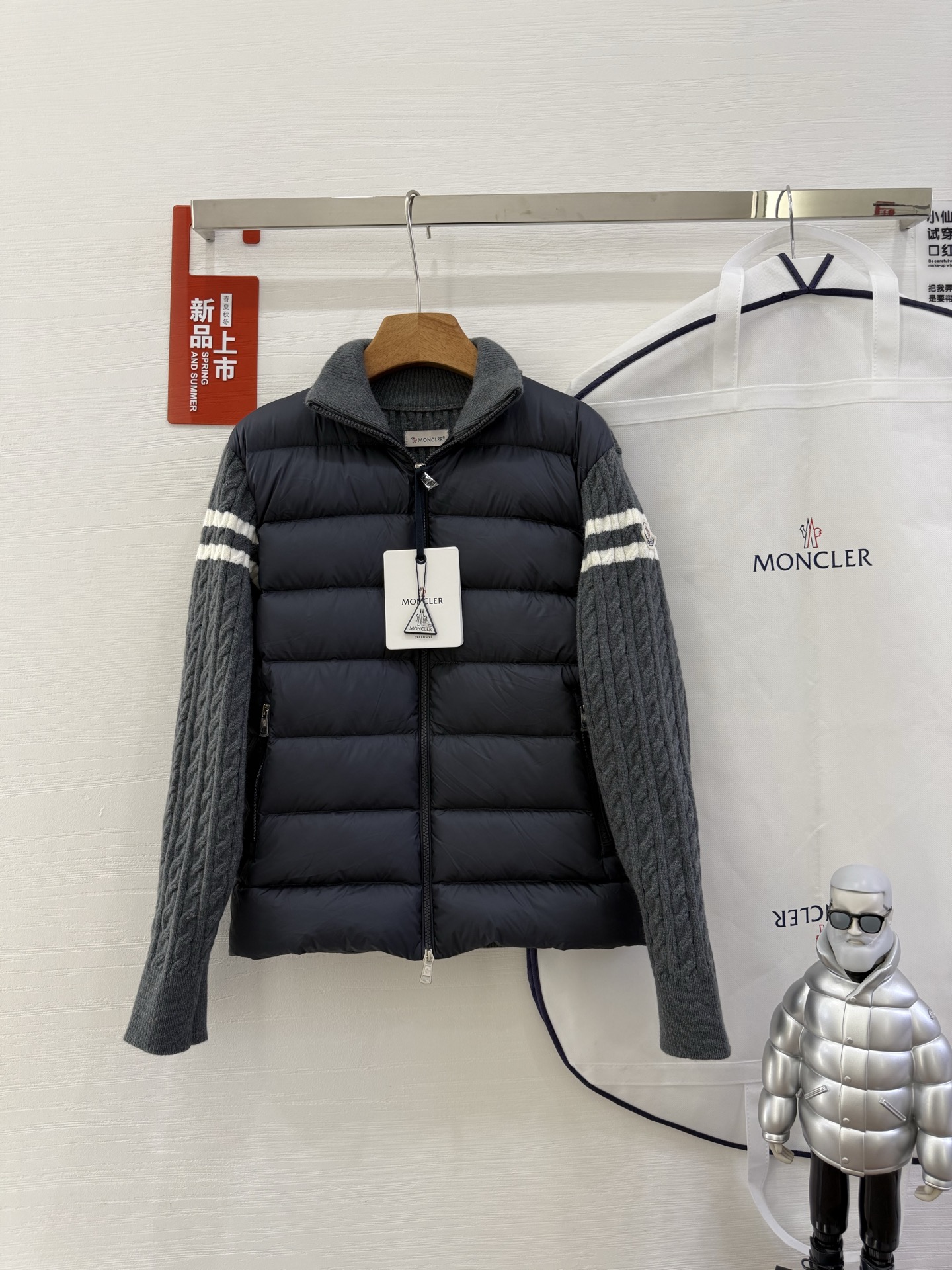 NO:464574,New parallel bar knitted down splicing with dust bags. The masked gray knitted down jacket is really high-end. In addition to the milky white Snow White series in autumn and winter~ The masked splicing knitted temperament is also roaring~ Men and women are the same style. Today I won’t be Snow White. I am a young lady with a temperament and age-reducing physique. Color is gray * black. Number of S~xxl, Moncler, down jacket, alexander wang19860909配防尘袋新款双杠针织羽绒拼接 蒙口灰色针织拼接羽绒服是真的很高级 秋冬除了奶白白雪公主系列~ 蒙口拼接针织气质灰色也吼吼看呀~ 男女同款,今天不做白雪公主了,当气质且减龄的体质内小姐姐既视感～ 颜色灰色*黑色 码数S~xxl,,Moncler,down jacket,alexander wang,Women's clothing