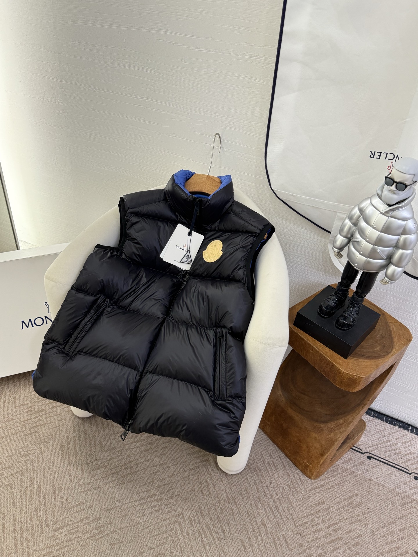 NO:464511,With dust bag Moncler2025 new Sumido men's vest, the same style as men and women, the versatile style is not picky, the original customized national standard 90 gooseberry filling!  Color black and blue digit number 123456, alexander wang19860909配防尘袋 Moncler2025新品Sumido男款马甲,男女同款,版型百搭不挑人,原版定制国标90鹅绒填充！ 颜色黑蓝色 码数123456,,alexander wang,Women's clothing