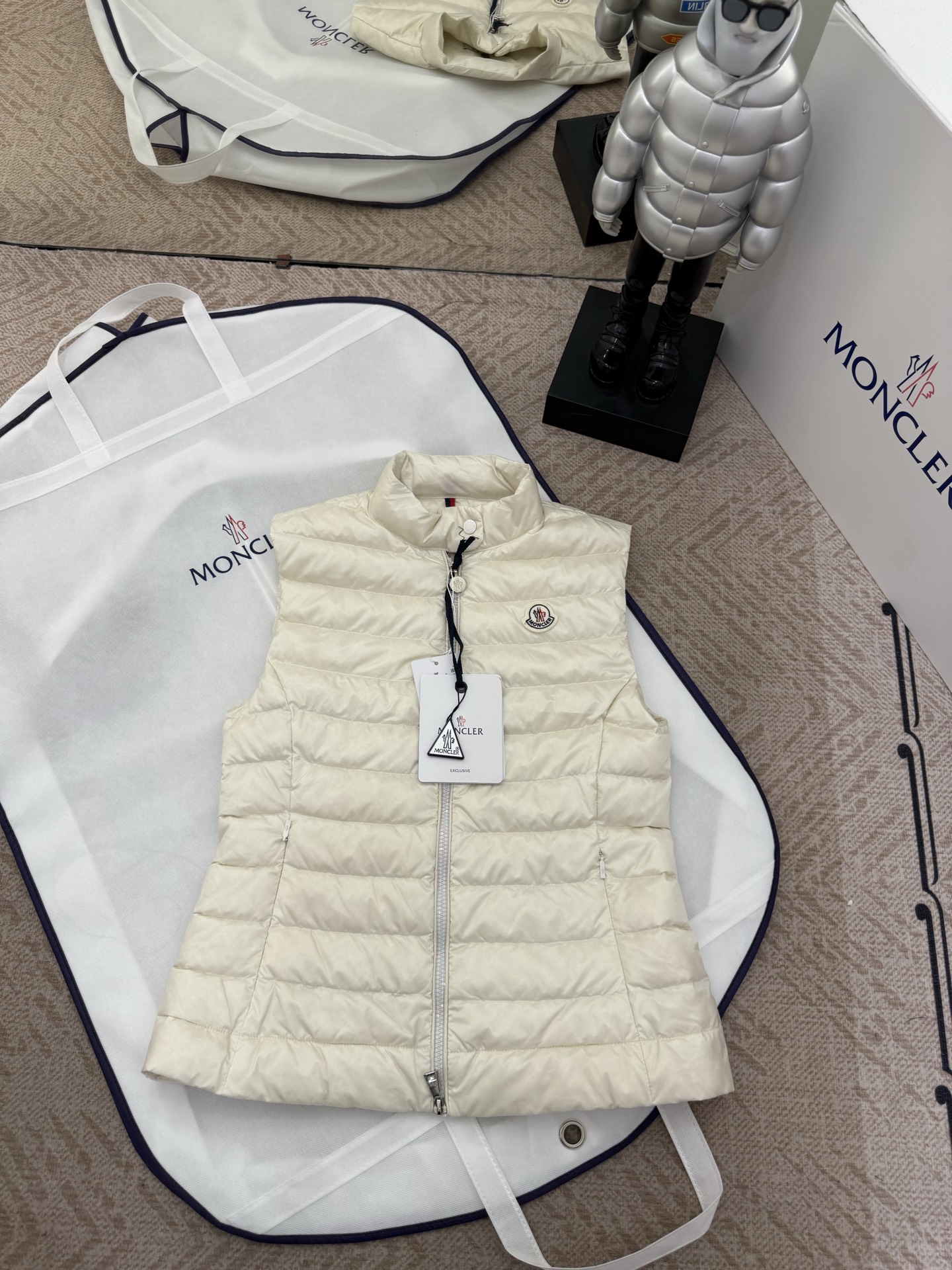NO:466280,With dust bag, Moncler mask 25 new product, Igens women's down vest, versatile style and not picky. The same style as men and women, original customized national standard 90 white goose down filling!  Color black white pink code number 1234, Moncler, down jacket, alexander wang19860909配防尘袋 Moncler蒙口25新品 Igens女士羽绒马甲,版型百搭不挑人.男女同款,原版定制国标90白鹅绒填充！ 颜色黑色 白色 粉色 码数1234,,Moncler,down jacket,alexander wang,Women's clothing