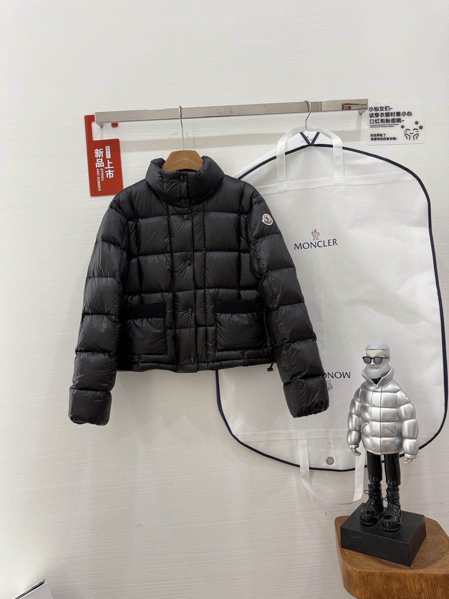 NO:469399,With dust bag MoncIer｜2025 thin and short Jarcieu The whole high-end feel is full, and the classic style will never go wrong no matter how you match it. The white is super clean, and it is light and warm when worn. Whether it is a daily go out with jeans or a slightly formal skirt, you can easily grasp the fashion sense. Whoever wears it is a fashionable person who walks is really strongly recommended to all fashion trends!  Size 1234 Color black and white, Skirts, jeans, alexander wang19860909配防尘袋 MoncIer｜2025轻薄小短款Jarcieu 一整个高级感拉满,经典的版型,怎么搭都不会出错.白色超显干净,穿在身上轻盈又保暖 无论是日常出街搭配牛仔裤,还是稍微正式点配个小裙子,都能轻松拿捏时尚感.谁穿谁是行走的时髦精,真的强烈安利给各位时尚弄潮儿！ 尺码1234 颜色黑色白色,,skirts,jeans,alexander wang,Women's clothing