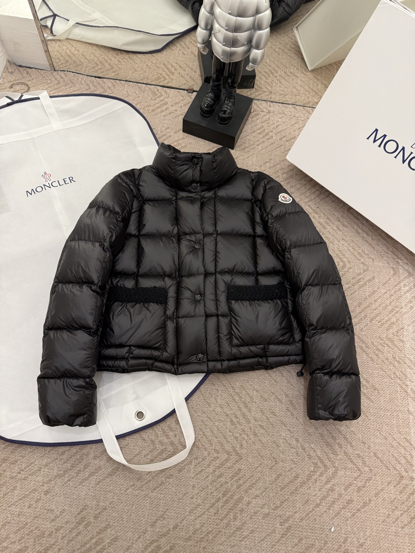 NO:467880,With dust bag MoncIer｜2025 thin and short Jarcieu The whole high-end feel is full, and the classic style will never go wrong no matter how you match it. The white is super clean, and it is light and warm when worn. Whether it is a daily go out with jeans or a slightly formal skirt, you can easily grasp the fashion sense. Whoever wears it is a fashionable person who walks is really strongly recommended to all fashion trends!  Size 1234 Color black and white, Skirts, jeans, alexander wang19860909配防尘袋 MoncIer｜2025轻薄小短款Jarcieu 一整个高级感拉满,经典的版型,怎么搭都不会出错.白色超显干净,穿在身上轻盈又保暖 无论是日常出街搭配牛仔裤,还是稍微正式点配个小裙子,都能轻松拿捏时尚感.谁穿谁是行走的时髦精,真的强烈安利给各位时尚弄潮儿！ 尺码1234 颜色黑色白色,,skirts,jeans,alexander wang,Women's clothing