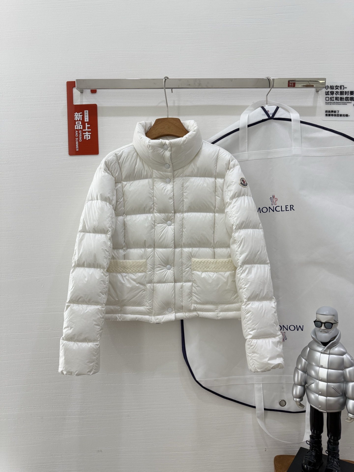 NO:469446,With dust bag MoncIer｜2025 thin and short Jarcieu The whole high-end feel is full, and the classic style will never go wrong no matter how you match it. The white is super clean, and it is light and warm when worn. Whether it is a daily go out with jeans or a slightly formal skirt, you can easily grasp the fashion sense. Whoever wears it is a fashionable person who walks is really strongly recommended to all fashion trends!  Size 1234 Color black and white, Skirts, jeans, alexander wang19860909配防尘袋 MoncIer｜2025轻薄小短款Jarcieu 一整个高级感拉满,经典的版型,怎么搭都不会出错.白色超显干净,穿在身上轻盈又保暖 无论是日常出街搭配牛仔裤,还是稍微正式点配个小裙子,都能轻松拿捏时尚感.谁穿谁是行走的时髦精,真的强烈安利给各位时尚弄潮儿！ 尺码1234 颜色黑色白色,,skirts,jeans,alexander wang,Women's clothing