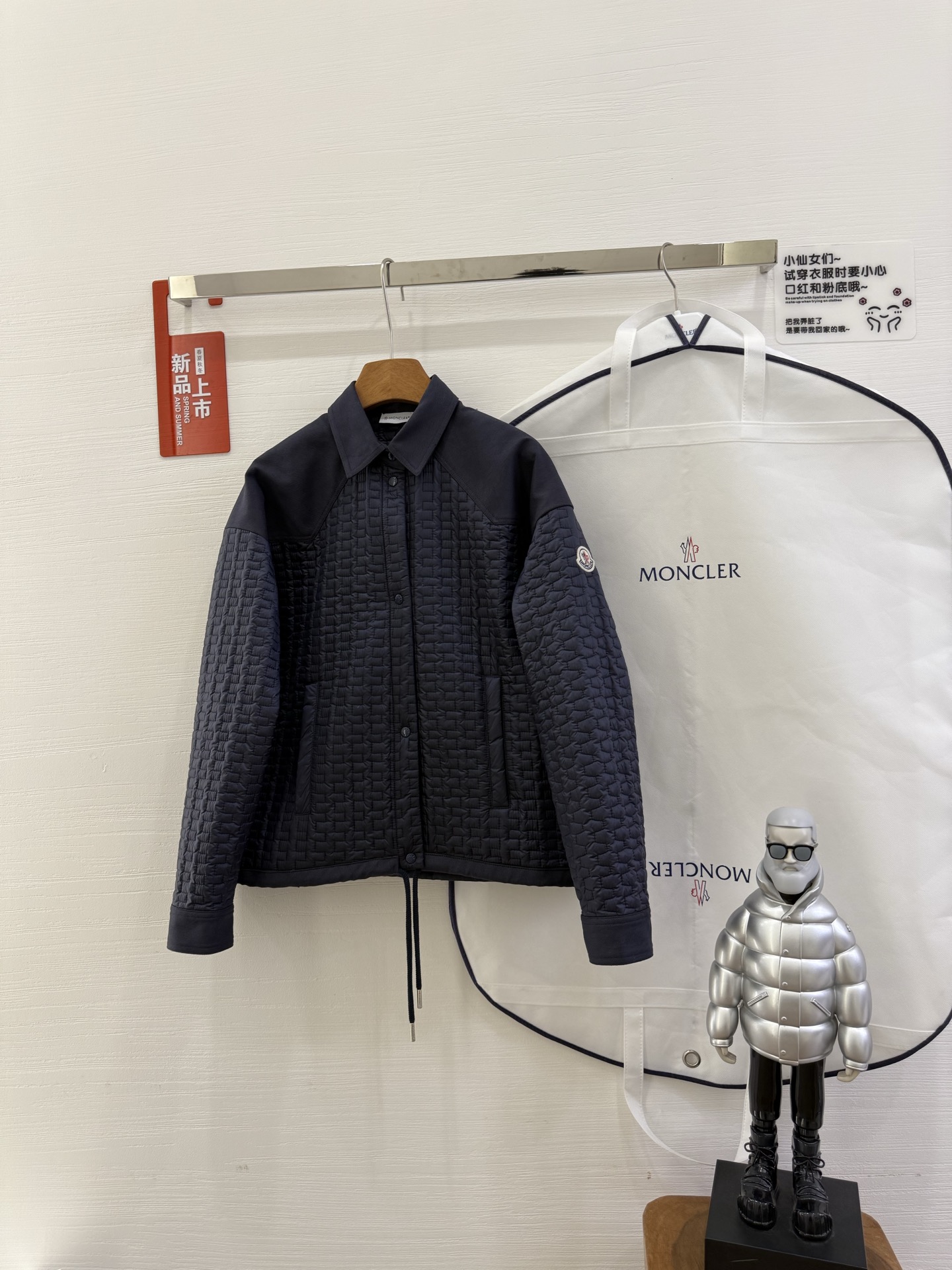 NO:472101,Moncler 25 Autumn and Winter New Women's Geometric Quilted Cotton Clothing Shirt, this shirt explores a variety of materials, cleverly combining smooth cotton gadardine with quilted longuesaison fabric. This functional nylon fabric is light and protective. The lining design provides additional warmth and can be easily worn as a coat in mild weather. Size 123 yards Color beige blue, Jackets & coats, Shirts, Alexander wang19860909Moncler25秋冬新款女士几何绗缝棉服衬衣 ,这款衬衫探索探索多种材质,将光滑的棉质华达呢与绗缝longuesaison面料巧妙结合.这种功能性尼龙面料轻盈且具有保护性.加衬设计提供额外的保暖效果,在温和天气里,可轻松作为外套叠搭穿着. 码数123码 颜色米色蓝色,,jackets & coats,shirts,alexander wang,Women's clothing