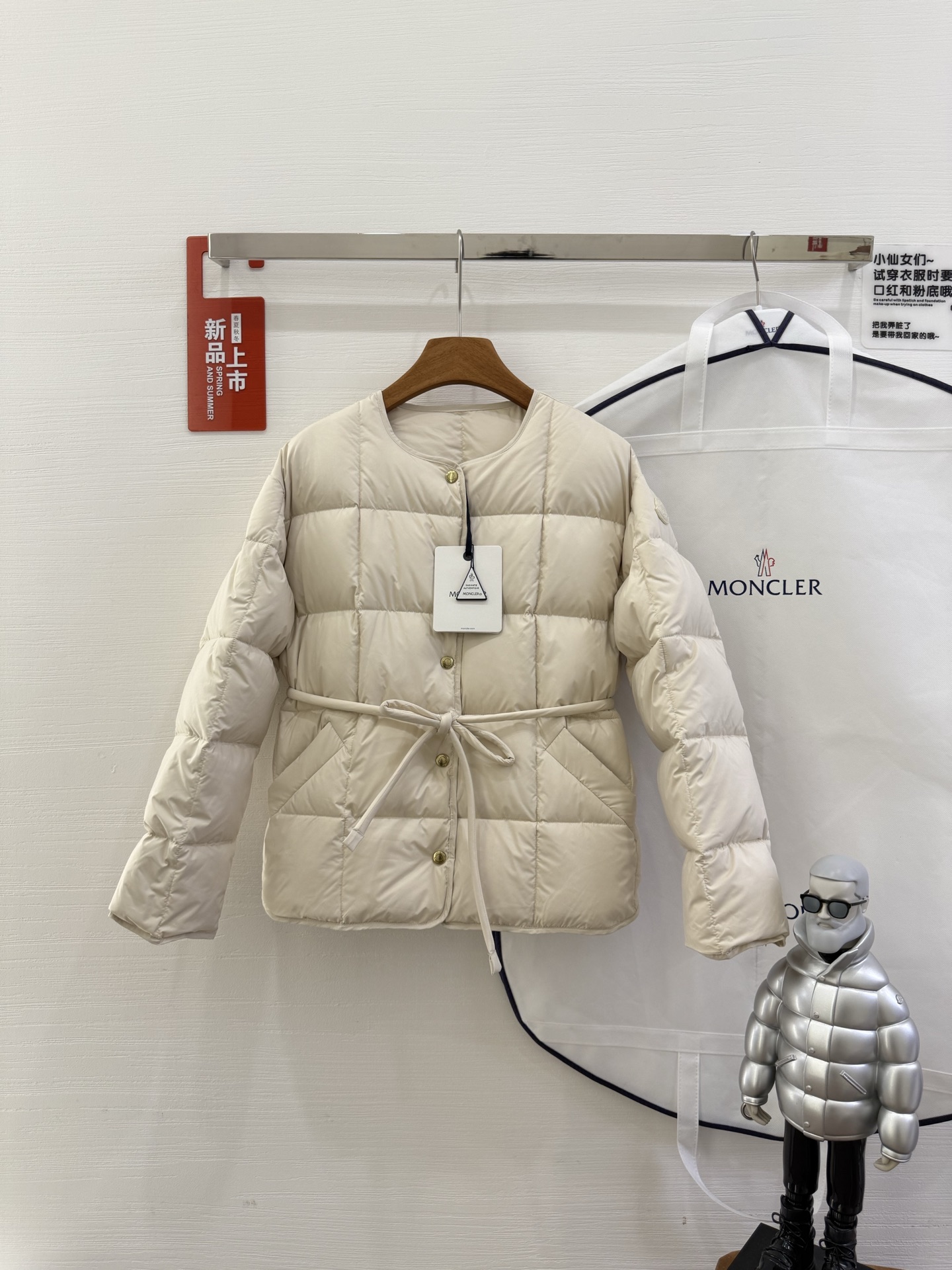 NO:472091,With dust bag 25 autumn and winter Caramagne women's belt short down jacket size: 0/1/2/3 Caramagne belt short down jacket Caramagne short down jacket is made of polyester fabric to explore soft silhouette and material. The fabric is brushed to add texture and texture to give a smooth appearance. The waist belt and collarless design outline soft style. Loose style, which can be easily layered above thick sweaters and sweatshirts in cold weather. It is recommended to choose a size smaller. Material: Fabric: polyester; Lining: polyester; Filler: goose Flush content: 90 decorations; Color: white, black, made of polyester fabric Polyester lining ·Filled down·Snap-closed pocket  Removable belt, hoodie, sweatshirts, jackets & coats, jackets & coats, down jacket, alexander wang19860909配防尘袋25秋冬 Caramagne女士腰带短款羽绒夹克外套 尺码:0/1/2/3 Caramagne腰带短款羽绒夹克外套 Caramagne短款羽绒夹克采用聚酯纤维面料制成,探索柔软廓形和材质.面料经过拉绒处理,增添纹理质感,呈现光滑外观.收腰腰带和无领设计,勾勒柔美造型.宽松版型,在寒冷天气中可轻松叠穿在厚实针织衫 和卫衣上方.建议选择小一码. 材质:面料:聚酯纤维;里料:聚酯纤维;填充物:鹅 绒绒子含量:90 饰除外;颜色:白色 黑色 聚酯纤维面料制成 聚酯纤维衬里 ·填充羽绒·按扣开合口袋 可拆卸腰带,,hoodie,sweatshirts,jackets & coats,jackets & coats,down jacket,alexander wang,Women's clothing