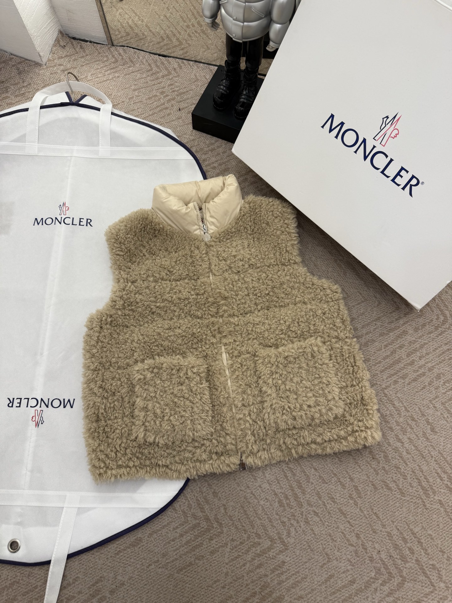 NO:474127,With dust bag Moncler 2025 early autumn women's new down vest shocks the new high-quality down filling, with a unique warmth effect, simple and atmospheric design, versatile and versatile styles, suitable for daily street or outdoor sports. Color black and white khaki brown on sale in stock. SML, down jacket, alexander wang19860909配防尘袋 Moncler2025早秋女士新款羽绒马甲震撼上新高品质羽绒填充,保暖效果一绝,简约又大气的设计,百搭各种风格,不管日常出街还是户外运动都适配 颜色黑色白色卡其色棕色现货发售 码数SML,,down jacket,alexander wang,Women's clothing