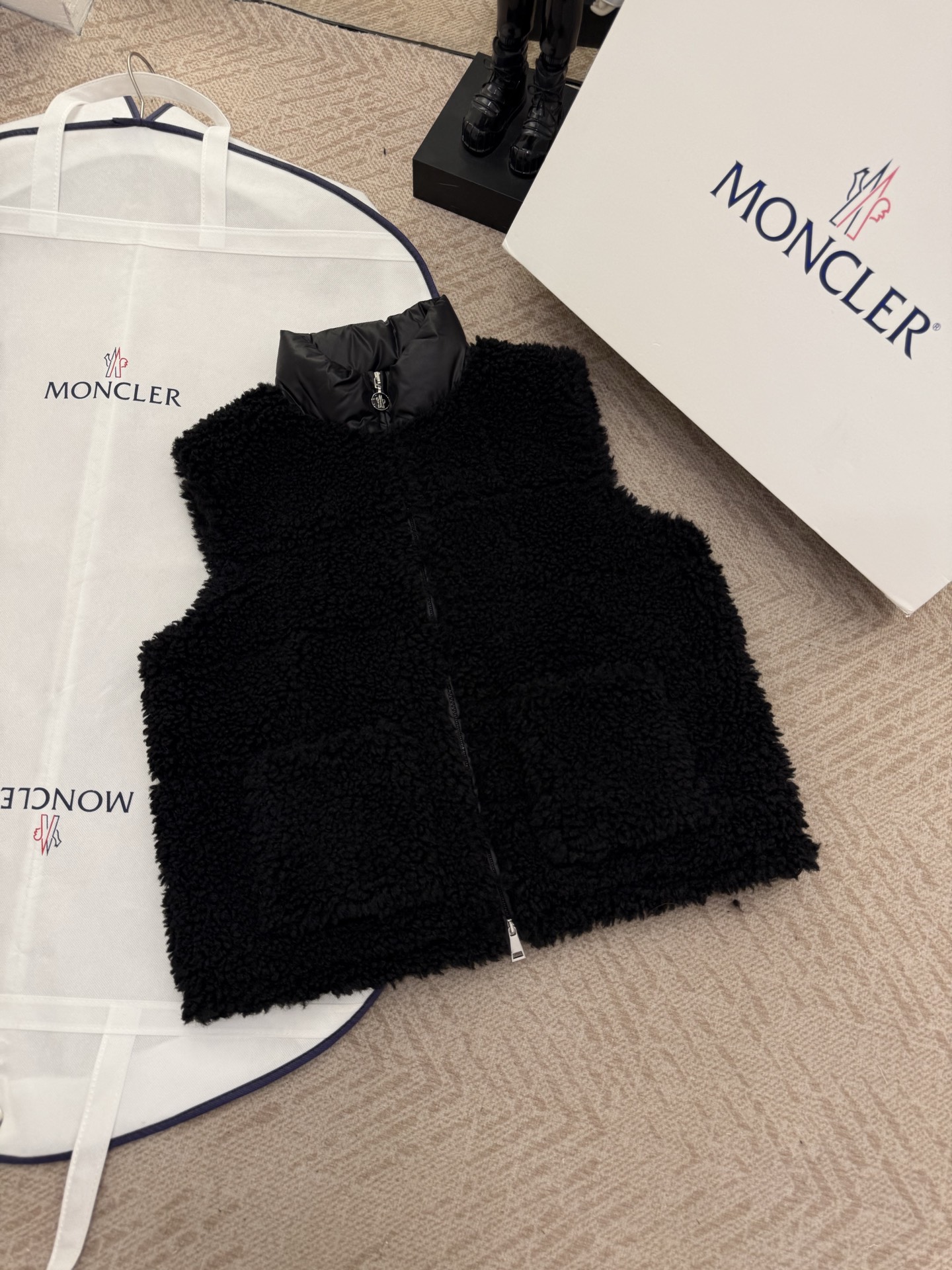 NO:474137,With dust bag Moncler 2025 early autumn women's new down vest shocks the new high-quality down filling, with a unique warmth effect, simple and atmospheric design, versatile and versatile styles, suitable for daily street or outdoor sports. Color black and white khaki brown on sale in stock. SML, down jacket, alexander wang19860909配防尘袋 Moncler2025早秋女士新款羽绒马甲震撼上新高品质羽绒填充,保暖效果一绝,简约又大气的设计,百搭各种风格,不管日常出街还是户外运动都适配 颜色黑色白色卡其色棕色现货发售 码数SML,,down jacket,alexander wang,Women's clothing