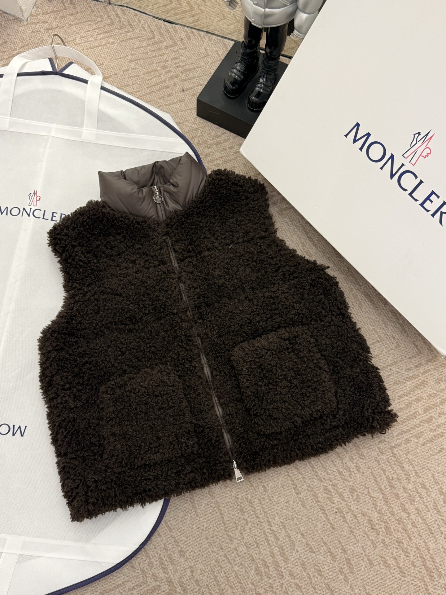 NO:474146,With dust bag Moncler 2025 early autumn women's new down vest shocks the new high-quality down filling, with a unique warmth effect, simple and atmospheric design, versatile and versatile styles, suitable for daily street or outdoor sports. Color black and white khaki brown on sale in stock. SML, down jacket, alexander wang19860909配防尘袋 Moncler2025早秋女士新款羽绒马甲震撼上新高品质羽绒填充,保暖效果一绝,简约又大气的设计,百搭各种风格,不管日常出街还是户外运动都适配 颜色黑色白色卡其色棕色现货发售 码数SML,,down jacket,alexander wang,Women's clothing