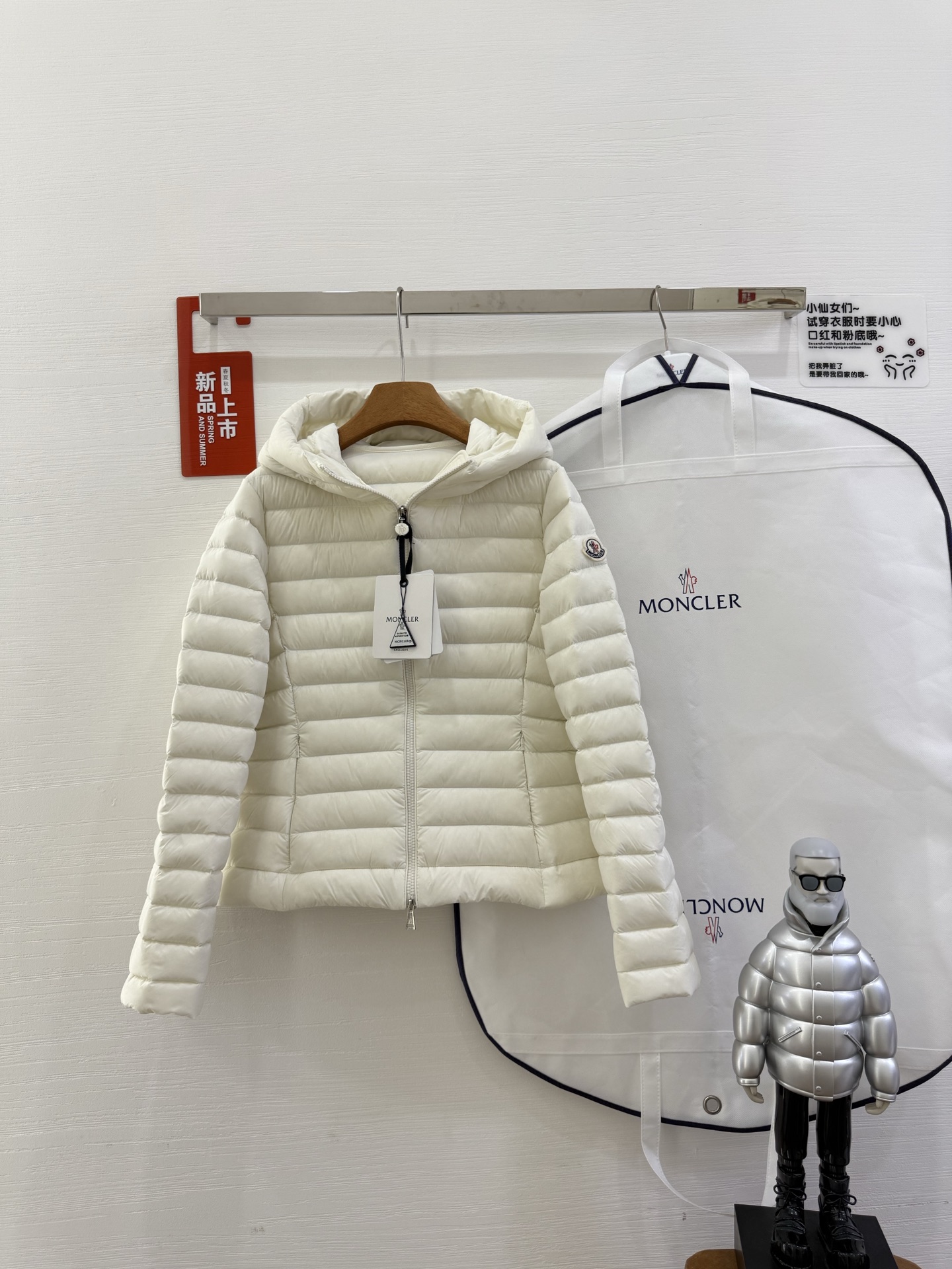 NO:472106,With dust bag 25Moncler Mengkelai New product Ige hooded short down jacket for women, waist-hugging style, rib skeleton design to modify the figure, super hot!  Highly recommended!  Size 1234 Color Black White, Moncler, Jackets & Coats, Jackets & Coats, down jacket, hats, alexander wang19860909配防尘袋 25Moncler盟可睐 新品 Ige连帽短款羽绒服女款夹克外套,收腰版型,排骨架设计修饰身材,超级爆款！强烈推荐！ 尺码1234 颜色黑色 白色,,Moncler,jackets & coats,jackets & coats,down jacket,hats,alexander wang,Women's clothing