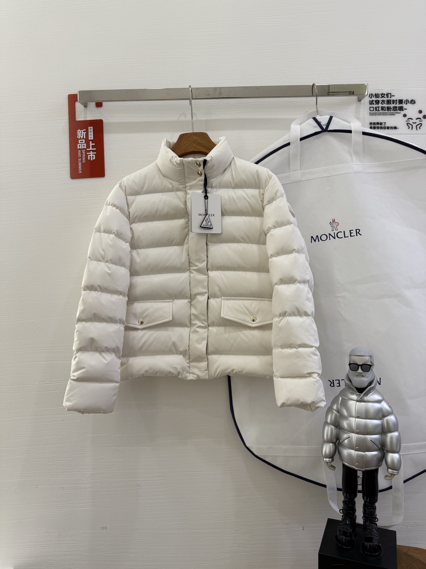 NO:499187,With dust bag 25Moncler Bessettes short down jacket for women, the Bessettes short down jacket is warm and not heavy, making it ideal for mild weather. Made of brushed polyester fabric, it has a soft texture and smooth effect. The exquisite slim fit design can be easily handled whether outdoor or urban casual. Size 1234 Color black white, Moncler, jackets & coats, jackets & coats, down jacket, alexander wang19860909配防尘袋 25Moncler盟可睐Bessettes短款羽绒服女款夹克外套,Bessettes短款羽绒夹克既保暖又不显厚重,是温和天气的理想选择.采用拉绒聚酯纤维面料制成,具有柔软质地和光滑效果.精美修身版型设计,无论是户外或都市休闲,皆能轻松应对. 尺码1234 颜色黑色 白色,,Moncler,jackets & coats,jackets & coats,down jacket,alexander wang,Women's clothing