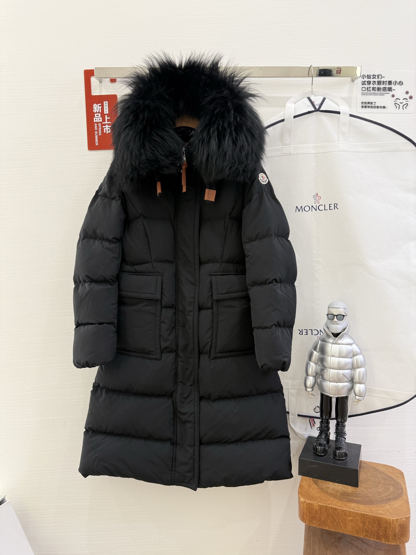 NO:472080,With dust bag, the new 25Moncler long down jacket is shipped. The feeling of adding an extra-large fur collar~ the atmosphere is really full!  !  Not fat at all!  Black and white colors are available. Insert waist drawstring design, 90 goose-filled. A fashionable large quilt that can be particularly stunning whether you walk on the red carpet or Antarctic. There is also a waist-hugging design inside~ so beautiful. Size 1234. Color black and white, down jacket, alexander wang19860909配防尘袋 25Moncler新款长款羽绒服出货啦 加了超大毛领毛领的感觉～氛围感真是拉满了！！ 一点也不显胖！ 黑白两色可选 内收腰抽绳设计,90鹅绒填充 行走的时尚大棉被, 无论走红毯,还是走南极, 都可以特别的惊艳, 里面还有收腰的设计～太美啦 尺码1234 颜色黑色白色,,down jacket,alexander wang,Women's clothing