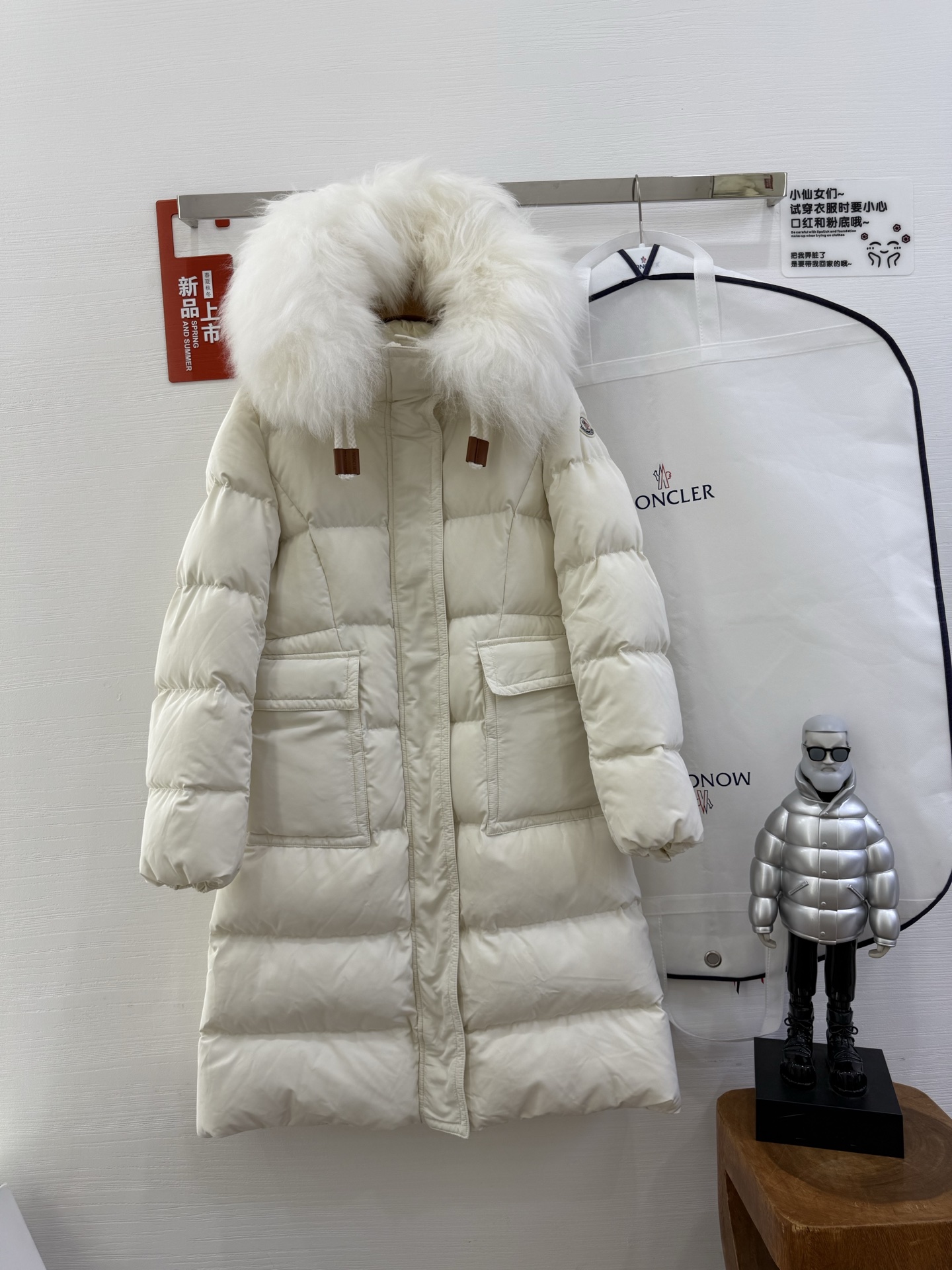 NO:472071,With dust bag, the new 25Moncler long down jacket is shipped. The feeling of adding an extra-large fur collar~ the atmosphere is really full!  !  Not fat at all!  Black and white colors are available. Insert waist drawstring design, 90 goose-filled. A fashionable large quilt that can be particularly stunning whether you walk on the red carpet or Antarctic. There is also a waist-hugging design inside~ so beautiful. Size 1234. Color black and white, down jacket, alexander wang19860909配防尘袋 25Moncler新款长款羽绒服出货啦 加了超大毛领毛领的感觉～氛围感真是拉满了！！ 一点也不显胖！ 黑白两色可选 内收腰抽绳设计,90鹅绒填充 行走的时尚大棉被, 无论走红毯,还是走南极, 都可以特别的惊艳, 里面还有收腰的设计～太美啦 尺码1234 颜色黑色白色,,down jacket,alexander wang,Women's clothing