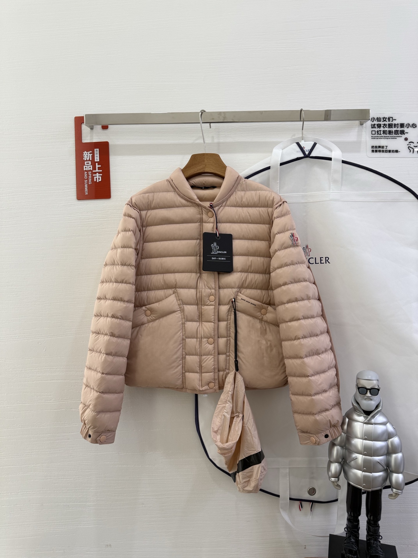 NO:469412,With dust bag 25MONCLER cover GRENOBLE MADULAIN women's short windproof and warm down jacket, specific fabric, loose fit, specially designed reflective triangle on the back, 90 white duck down filling, recommended!  The fabric is soft and feels like a baby skin!  Color white pink Size 1234, Moncler, down jacket, alexander wang19860909配防尘袋 25MONCLER蒙口GRENOBLE MADULAIN女短款防风保暖羽绒服,特定面料,宽松版型,后背特别设计反光三角,90白鸭绒填充,推荐推荐！采用无胆防绒工艺,面料手感柔软,婴儿肌肤般的感觉！ 颜色白色 粉色 尺码1234,,Moncler,down jacket,alexander wang,Women's clothing