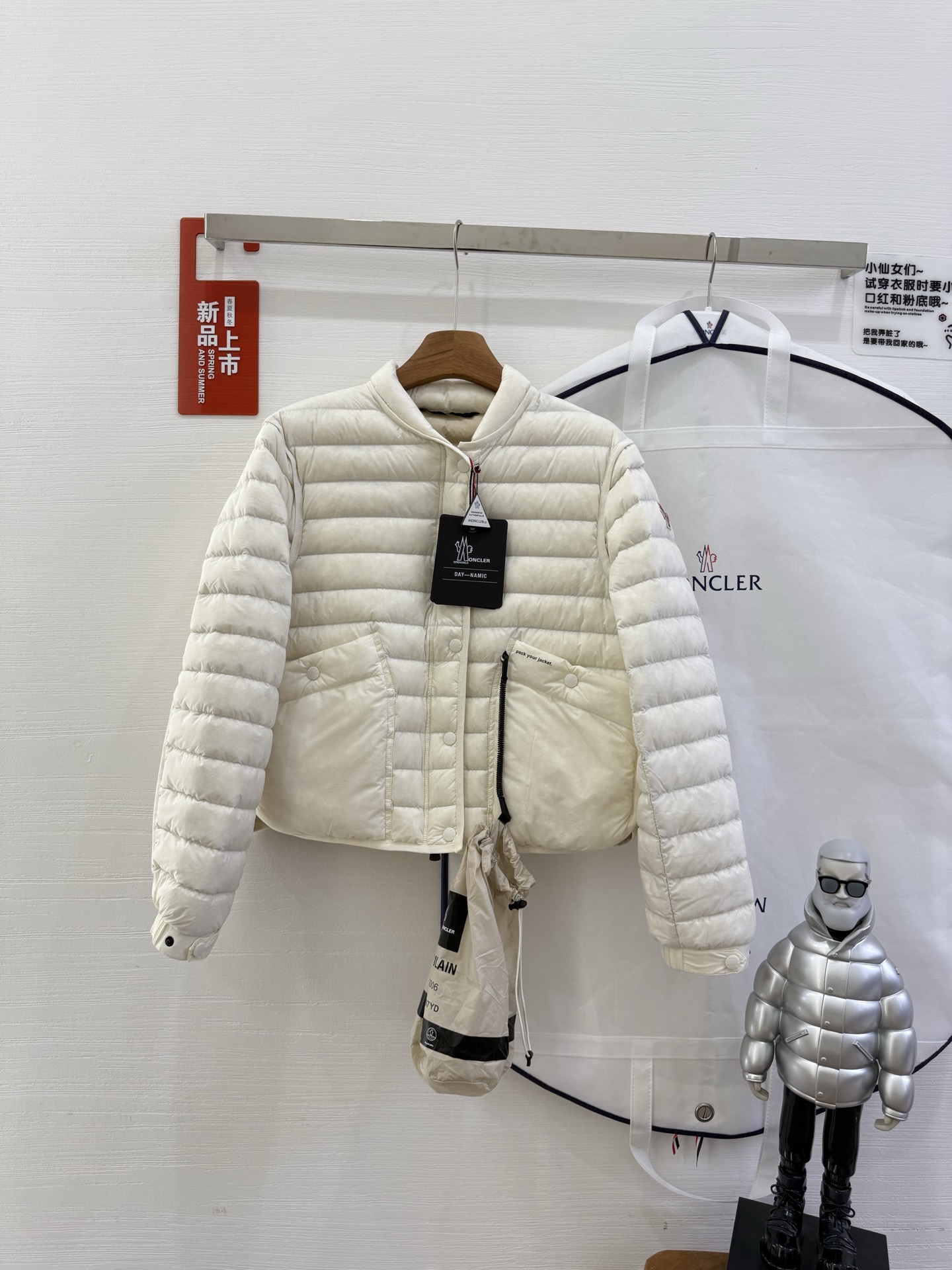 NO:469423,With dust bag 25MONCLER cover GRENOBLE MADULAIN women's short windproof and warm down jacket, specific fabric, loose fit, specially designed reflective triangle on the back, 90 white duck down filling, recommended!  The fabric is soft and feels like a baby skin!  Color white pink Size 1234, Moncler, down jacket, alexander wang19860909配防尘袋 25MONCLER蒙口GRENOBLE MADULAIN女短款防风保暖羽绒服,特定面料,宽松版型,后背特别设计反光三角,90白鸭绒填充,推荐推荐！采用无胆防绒工艺,面料手感柔软,婴儿肌肤般的感觉！ 颜色白色 粉色 尺码1234,,Moncler,down jacket,alexander wang,Women's clothing