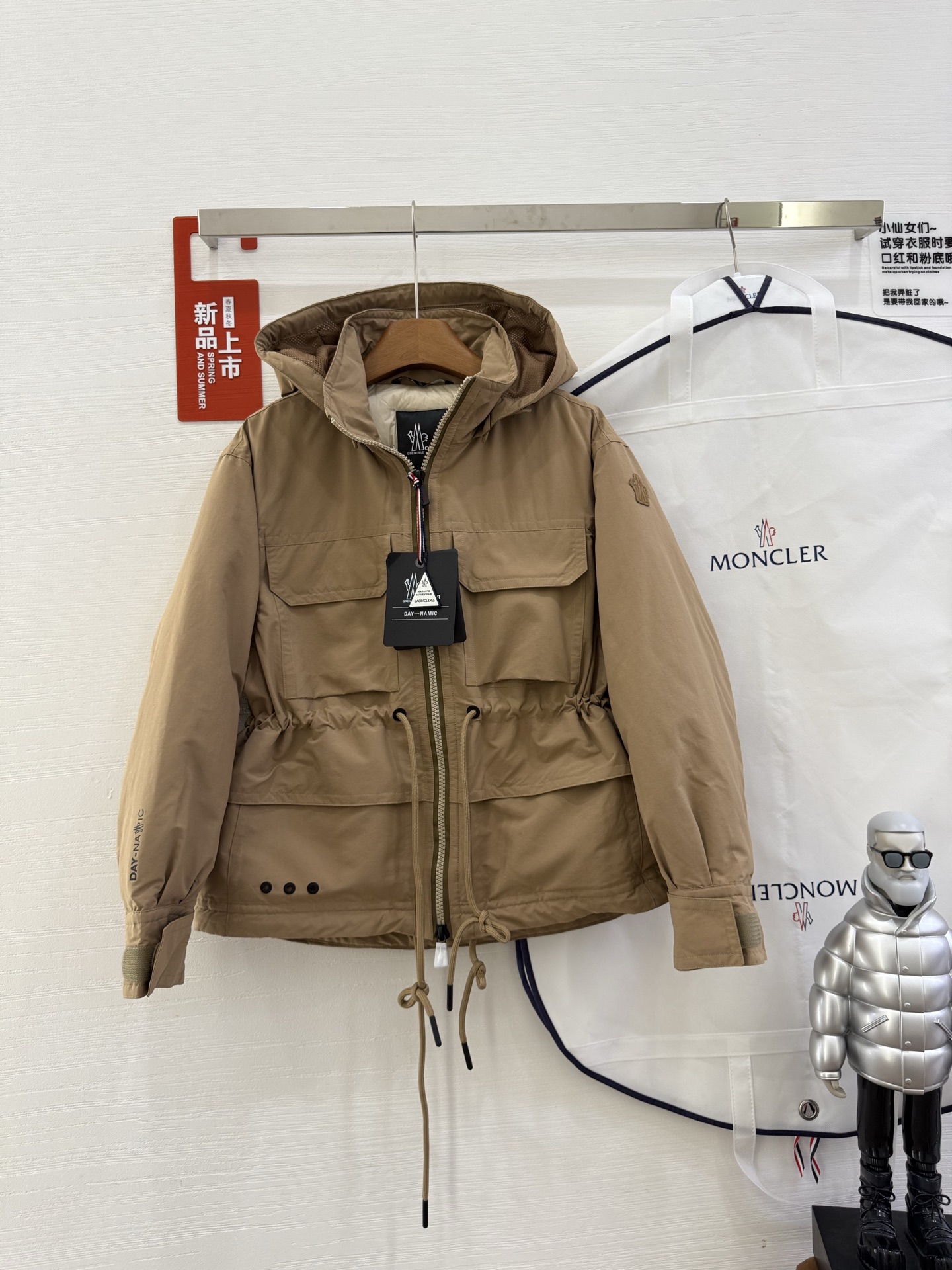 NO:474174,With dust bag [Same Model in Star] Moncler Nimba Hooded Outdoor Down Jacket Women's Jacket Nimba Down Jacket is made of lightweight fabric and is designed to support outdoor activities during seasonal changes. Short style with removable lining hoods to quickly adapt to different weather conditions. Drawstrings are provided at the waist and hem for easy adjustment of fit., Moncler, jackets & coats, jackets & coats, down jacket, hats, alexander wang19860909配防尘袋【明星同款】Moncler盟可睐 Nimba连帽户外羽绒服女款夹克外套 Nimba羽绒夹克采用轻盈面料制成,专为支持换季时节的户外活动而设计.短款款型,配有可拆卸加衬兜帽,可快速适应不同天气情况.腰部和下摆设有抽绳,便于调节合身度.,,Moncler,jackets & coats,jackets & coats,down jacket,hats,alexander wang,Women's clothing