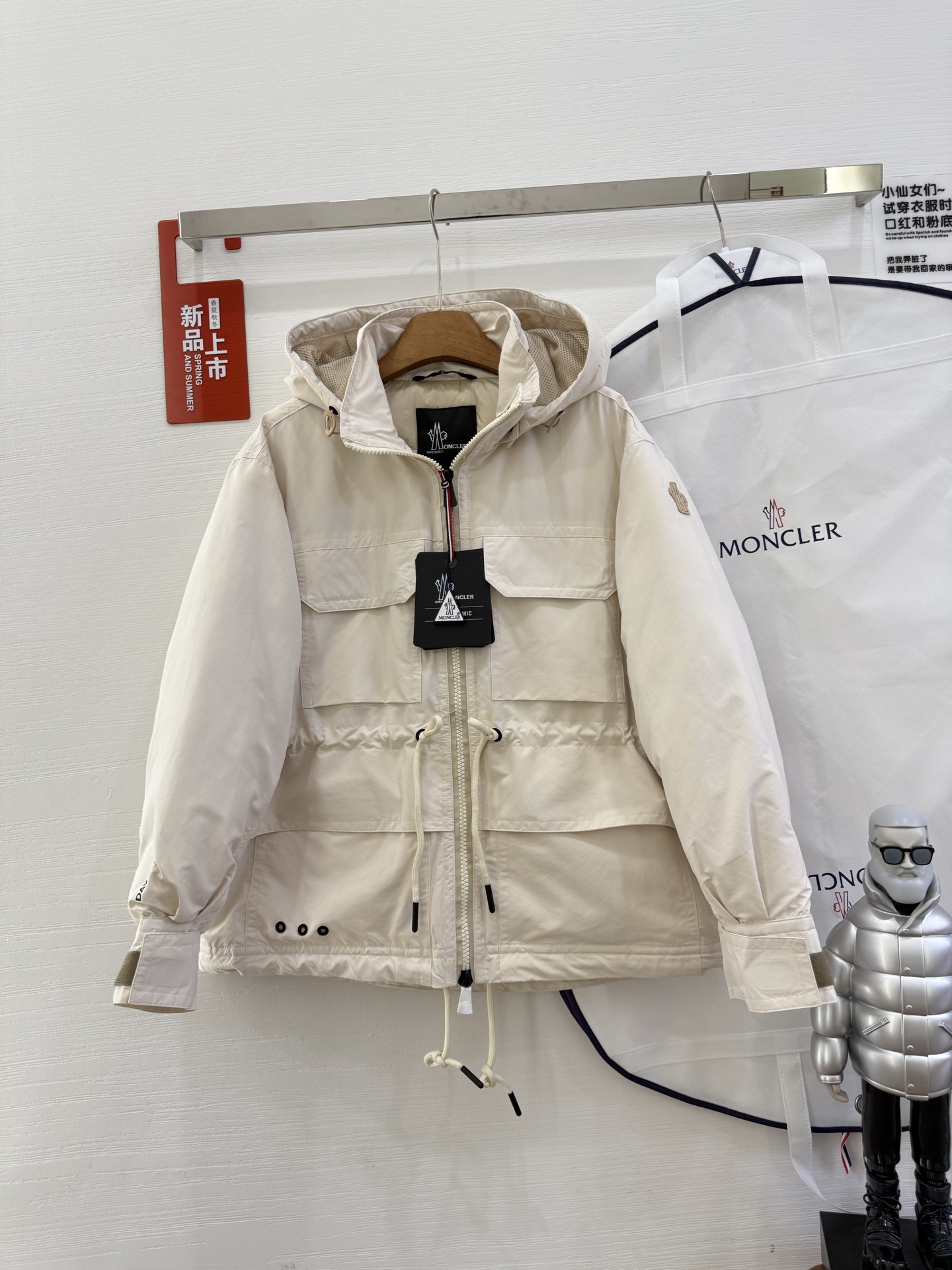 NO:474164,With dust bag [Same Model in Star] Moncler Nimba Hooded Outdoor Down Jacket Women's Jacket Nimba Down Jacket is made of lightweight fabric and is designed to support outdoor activities during seasonal changes. Short style with removable lining hoods to quickly adapt to different weather conditions. Drawstrings are provided at the waist and hem for easy adjustment of fit., Moncler, jackets & coats, jackets & coats, down jacket, hats, alexander wang19860909配防尘袋【明星同款】Moncler盟可睐 Nimba连帽户外羽绒服女款夹克外套 Nimba羽绒夹克采用轻盈面料制成,专为支持换季时节的户外活动而设计.短款款型,配有可拆卸加衬兜帽,可快速适应不同天气情况.腰部和下摆设有抽绳,便于调节合身度.,,Moncler,jackets & coats,jackets & coats,down jacket,hats,alexander wang,Women's clothing