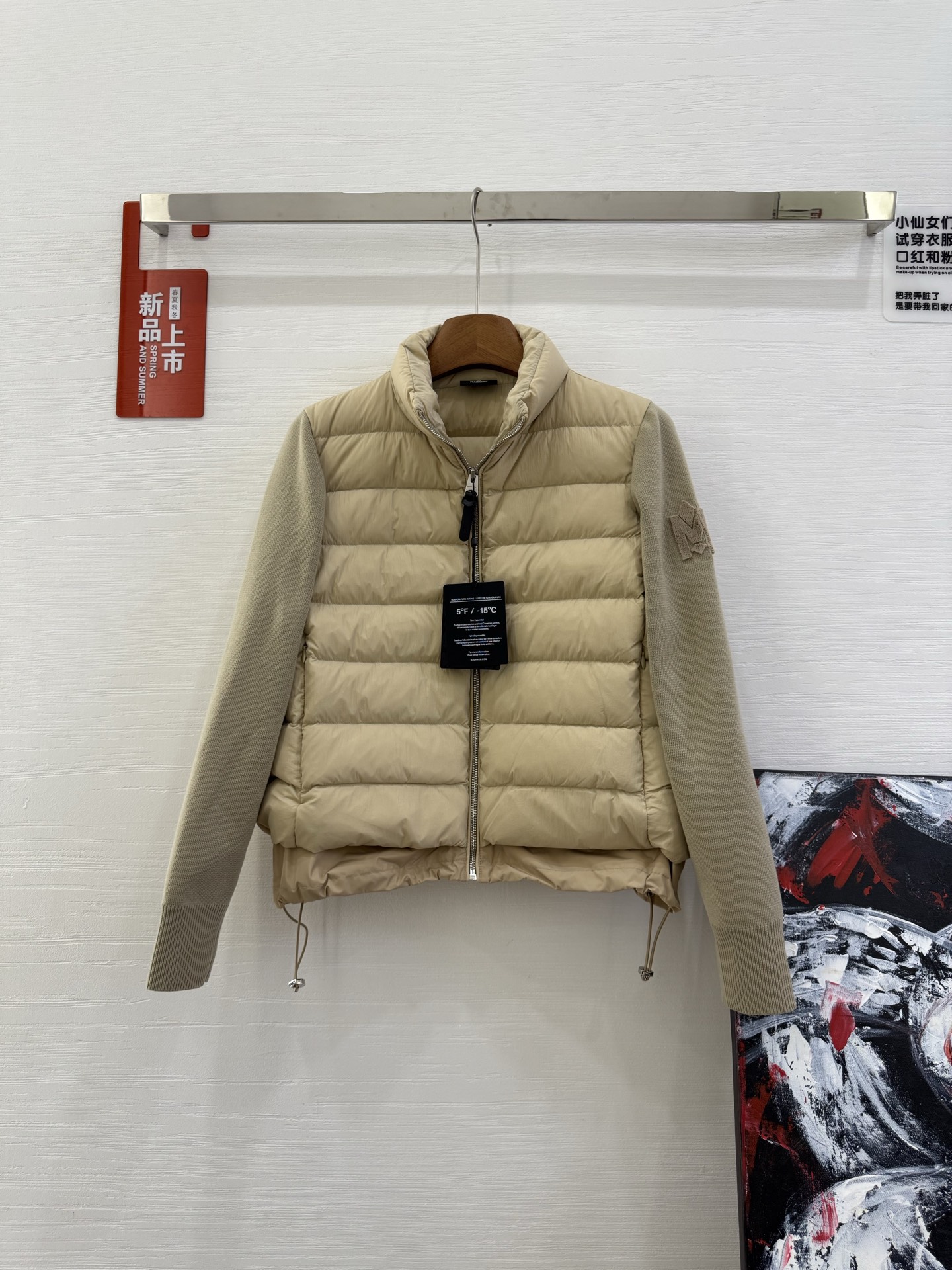 NO:501285,With dust bag 25Mackage fashionable spliced ​​down jacket, the outside and the inner wear change as you like, Macckage Oceane fashionable spliced ​​light and warm down jacket jacket 3 colors span the spring, autumn and winter seasons, Oceane  Light down jacket, light and portable, helps you cope with the capricious weather. The duvet + sleeve knitted fabric splicing design of the body, with the blessing of quilting, there is no bloated feeling at all, and the shape will be stronger, and it is very light. It does not have a weight-bearing feeling when you wear it. It is an indispensable item for the seasonal alternation. It can be worn as a small jacket or as an inner partner of various wool coats/down jackets. It is a thoughtful winter item, and it is very practical. Half-high collar design, windproof and warm, hidden zipper pocket, one sleeve flocking LOGO pattern, retro finishing touch. The lengthened satin hem is adjusted by drawstring, which increases the layering, locks and keeps the heat in place, creating a popular layering method. The materials are very luxurious. The body is filled with 90 duck down, and the sleeves are made of wool-blend knitted fabric, which makes the upper body light and warm. All three colors are super classic, Mackage  #Down Color khaki, black, white, size xs, s, m, L, (spot pre-sale) Model number McCache knitted, Jackets & coats, down jacket, alexander wang19860909配防尘袋 25Mackage时髦拼接羽绒服,外穿内搭随心变,Mackage Oceane 时髦拼接轻盈保暖羽绒服外套 3色横跨春秋冬三季,Oceane 款轻羽绒外套,轻盈便携,帮你应对反复无常的天气.衣身羽绒+袖子针织面料拼接设计,在绗缝的加持下,完全没有任何的臃肿之感,造型感也会更强,而且很轻盈,穿在身上没有负重感,是季节交替之际不可或缺的刚需单品,可以作为小外套穿,也可以作为各种毛呢大衣/羽绒服的内搭伴侣,冬日贴心单品,实穿性非常高.半高领设计,防风保暖,隐藏式拉链口袋,一侧袖子植绒LOGO图案,复古点睛.加长的缎面下摆采用抽绳调节,增加层次感,更锁温保温,打造流行叠穿方式.用料很奢华,衣身是90鸭绒填充,袖子采用羊毛混纺针织面料,上身轻盈又保暖.三个颜色都超级经典,Mackage #羽绒 颜色卡其、黑色,白色、 尺码xs、s、m、L、（现货预售） 款号迈凯奇针织,,jackets & coats,down jacket,alexander wang,Women's clothing