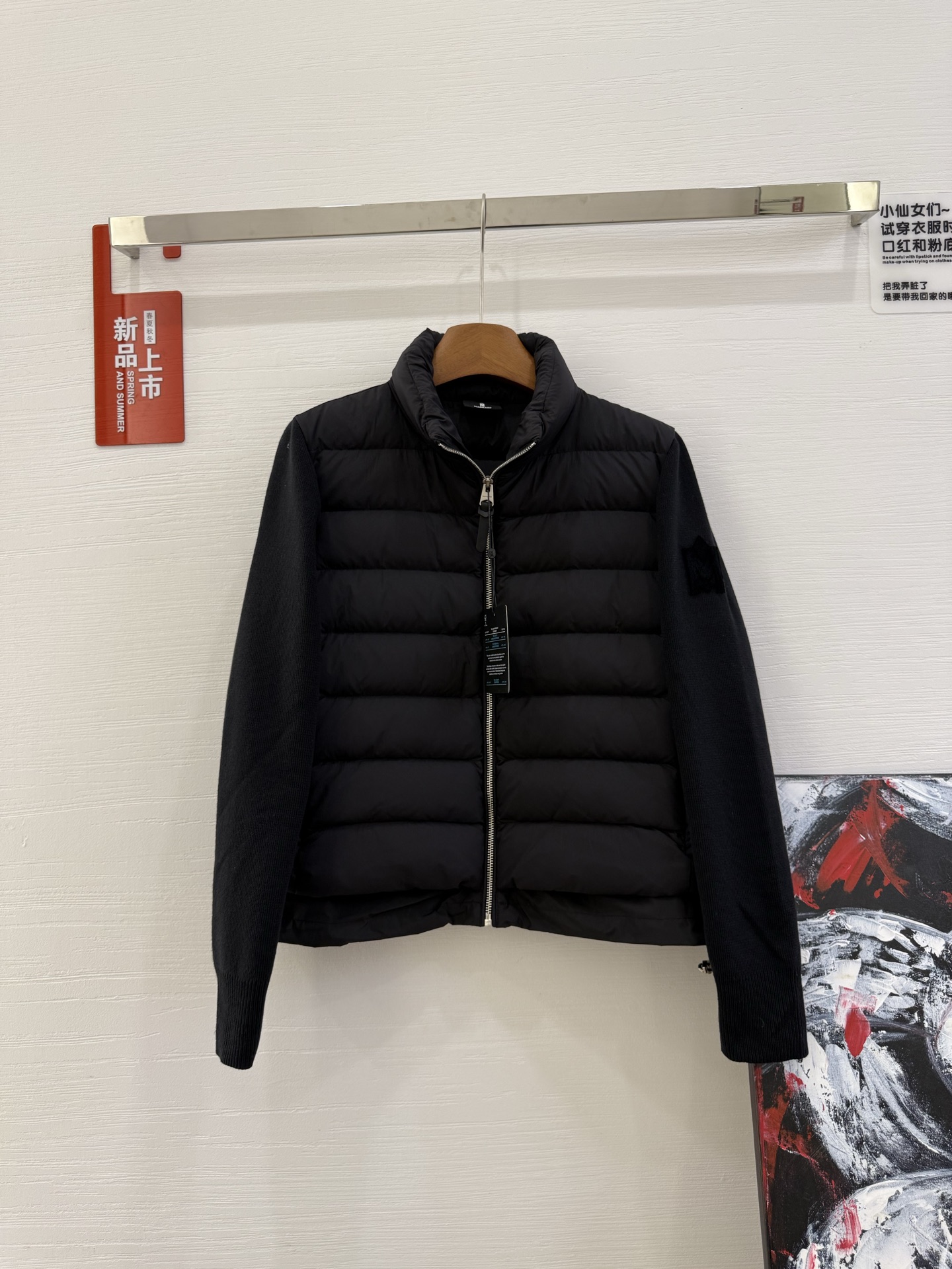 NO:474160,With dust bag 25Mackage fashionable spliced ​​down jacket, the outside and the inner wear change as you like, Macckage Oceane fashionable spliced ​​light and warm down jacket jacket 3 colors span the spring, autumn and winter seasons, Oceane  Light down jacket, light and portable, helps you cope with the capricious weather. The duvet + sleeve knitted fabric splicing design of the body, with the blessing of quilting, there is no bloated feeling at all, and the shape will be stronger, and it is very light. It does not have a weight-bearing feeling when you wear it. It is an indispensable item for the seasonal alternation. It can be worn as a small jacket or as an inner partner of various wool coats/down jackets. It is a thoughtful winter item, and it is very practical. Half-high collar design, windproof and warm, hidden zipper pocket, one sleeve flocking LOGO pattern, retro finishing touch. The lengthened satin hem is adjusted by drawstring, which increases the layering, locks and keeps the heat in place, creating a popular layering method. The materials are very luxurious. The body is filled with 90 duck down, and the sleeves are made of wool-blend knitted fabric, which makes the upper body light and warm. All three colors are super classic, Mackage  #Down Color khaki, black, white, size xs, s, m, L, (spot pre-sale) Model number McCache knitted, Jackets & coats, down jacket, alexander wang19860909配防尘袋 25Mackage时髦拼接羽绒服,外穿内搭随心变,Mackage Oceane 时髦拼接轻盈保暖羽绒服外套 3色横跨春秋冬三季,Oceane 款轻羽绒外套,轻盈便携,帮你应对反复无常的天气.衣身羽绒+袖子针织面料拼接设计,在绗缝的加持下,完全没有任何的臃肿之感,造型感也会更强,而且很轻盈,穿在身上没有负重感,是季节交替之际不可或缺的刚需单品,可以作为小外套穿,也可以作为各种毛呢大衣/羽绒服的内搭伴侣,冬日贴心单品,实穿性非常高.半高领设计,防风保暖,隐藏式拉链口袋,一侧袖子植绒LOGO图案,复古点睛.加长的缎面下摆采用抽绳调节,增加层次感,更锁温保温,打造流行叠穿方式.用料很奢华,衣身是90鸭绒填充,袖子采用羊毛混纺针织面料,上身轻盈又保暖.三个颜色都超级经典,Mackage #羽绒 颜色卡其、黑色,白色、 尺码xs、s、m、L、（现货预售） 款号迈凯奇针织,,jackets & coats,down jacket,alexander wang,Women's clothing