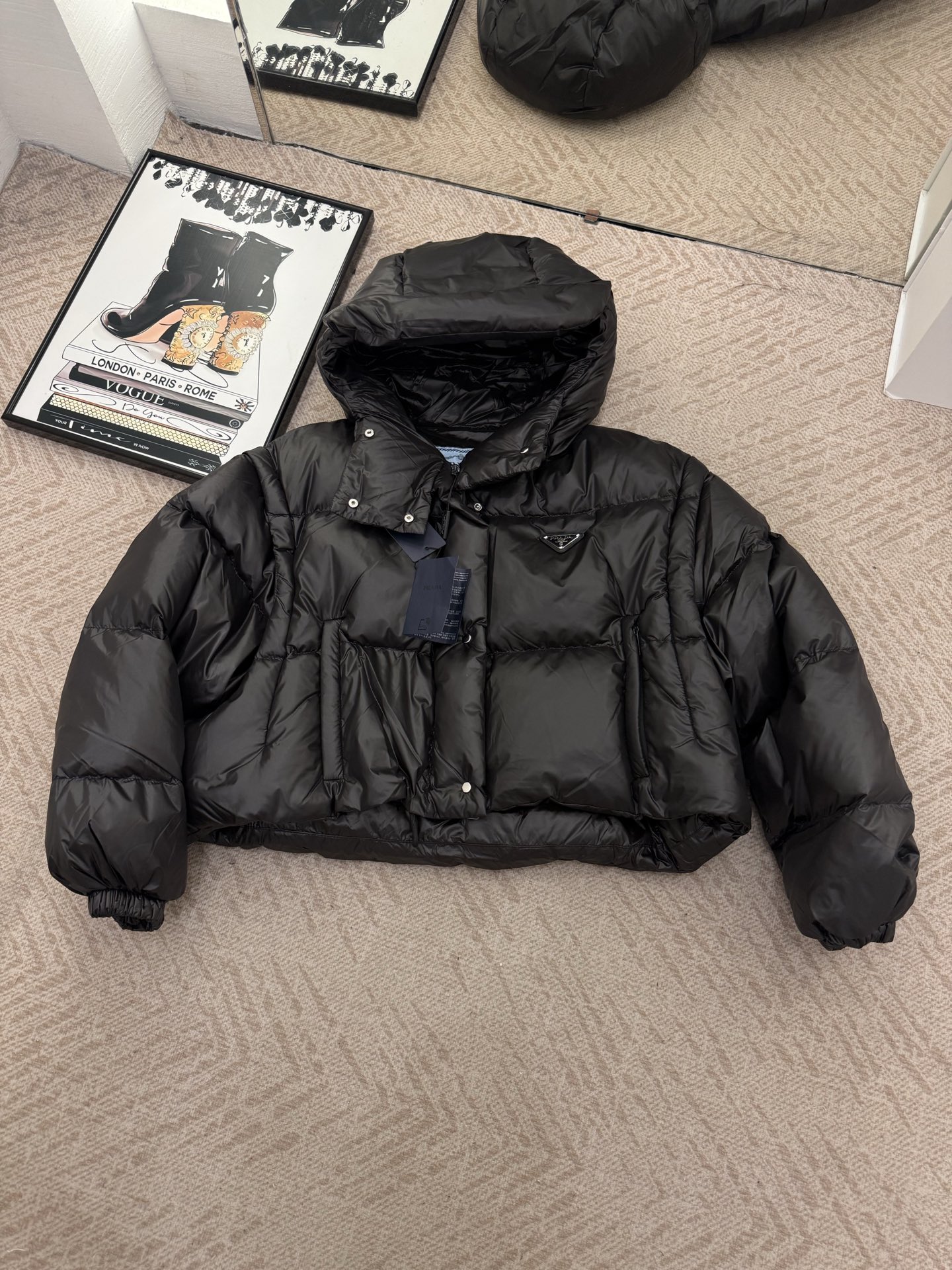 NO:474188,This year, Prada down jacket is really fashionable online. A series of down designs are difficult to choose. Not only are they good-looking, but they are also very warm. They can also fill up goose down inside, and they can also wear one or two clothes. They can be used as vests or featherline clothing. The silhouetted short box style has a super proportion, which makes it easy to grasp the fashionable feeling of Athflow. I like the feeling of silhouette, so I bought it one size larger than my daily wear. Sisters who like it can compete, prada, down jacket, alexander wang19860909配防尘袋今年Prada 羽绒服真是时髦在线,一系列羽绒设计都让人难以抉择,不仅有颜值,保暖实力也很可,内里鹅绒充绒,还能一衣两穿,当马甲或羽线服都可以,廓形的短款箱型的版型上身超显比例,轻松拿捏Athflow的时髦感.喜欢廓形的感觉,所以入手了比自己日常穿着码数大一码,喜欢的姐妹可以冲,,prada,down jacket,alexander wang,Women's clothing