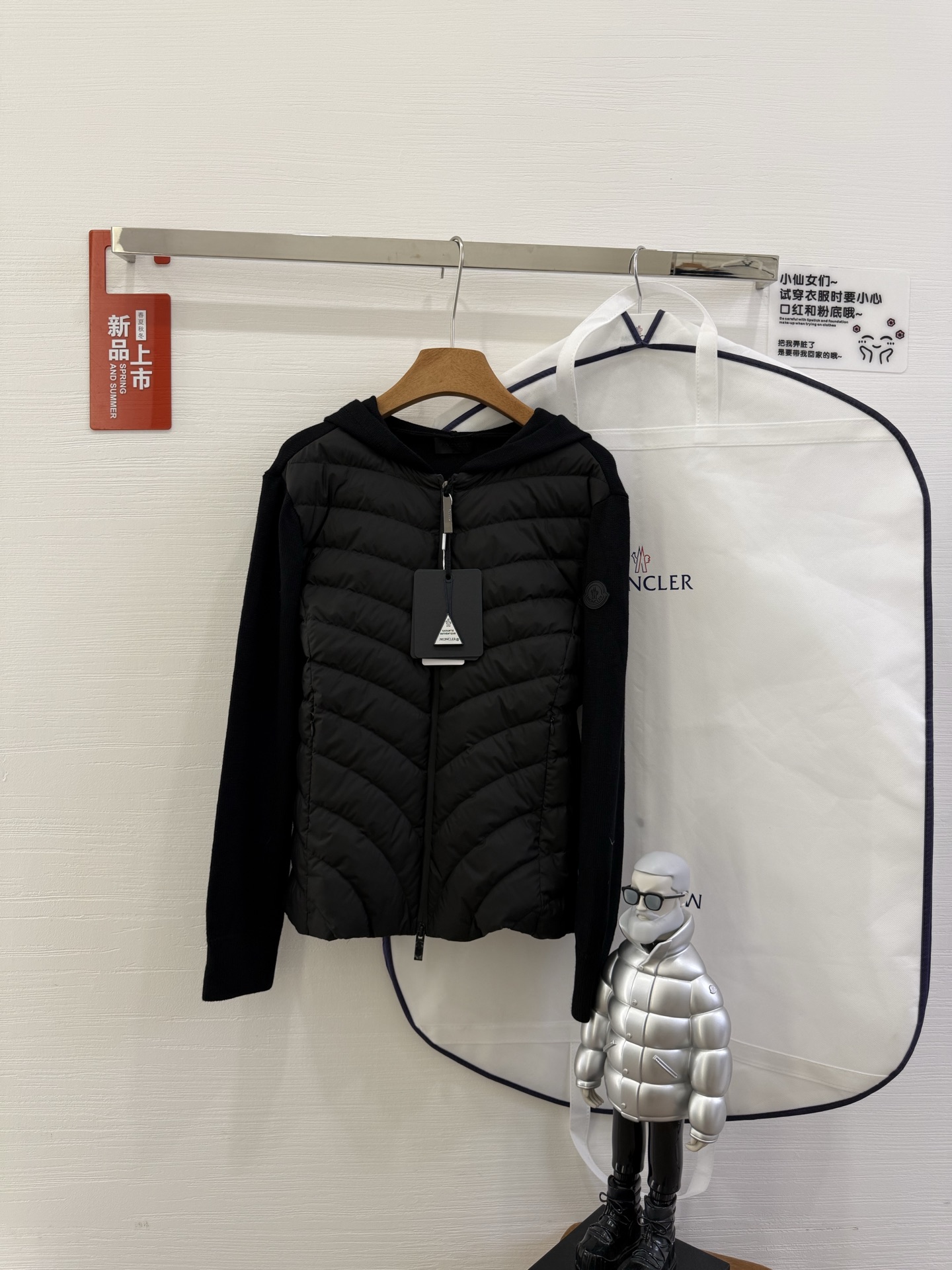 NO:480188,With dust bag Moncler cover 25 women's hooded patchwork down jacket, this fall is the first choice for women's style versatile and not picky. The original customized national standard 90 white duck down filling!  1:1 hardware comparison, store quality. Color black and pink. S-M-L, Moncler, down jacket, hats, alexander wang19860909配防尘袋Moncler蒙口25女款连帽拼接羽绒服,今年秋季首选女版型百搭不挑人.原版定制国标90白鸭绒填充！1:1五金对比,专卖店品质. 颜色黑色粉色 码数S-M-L,,Moncler,down jacket,hats,alexander wang,Women's clothing